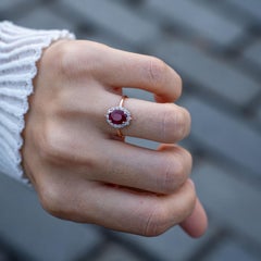 Anello aureola con rubino e diamante