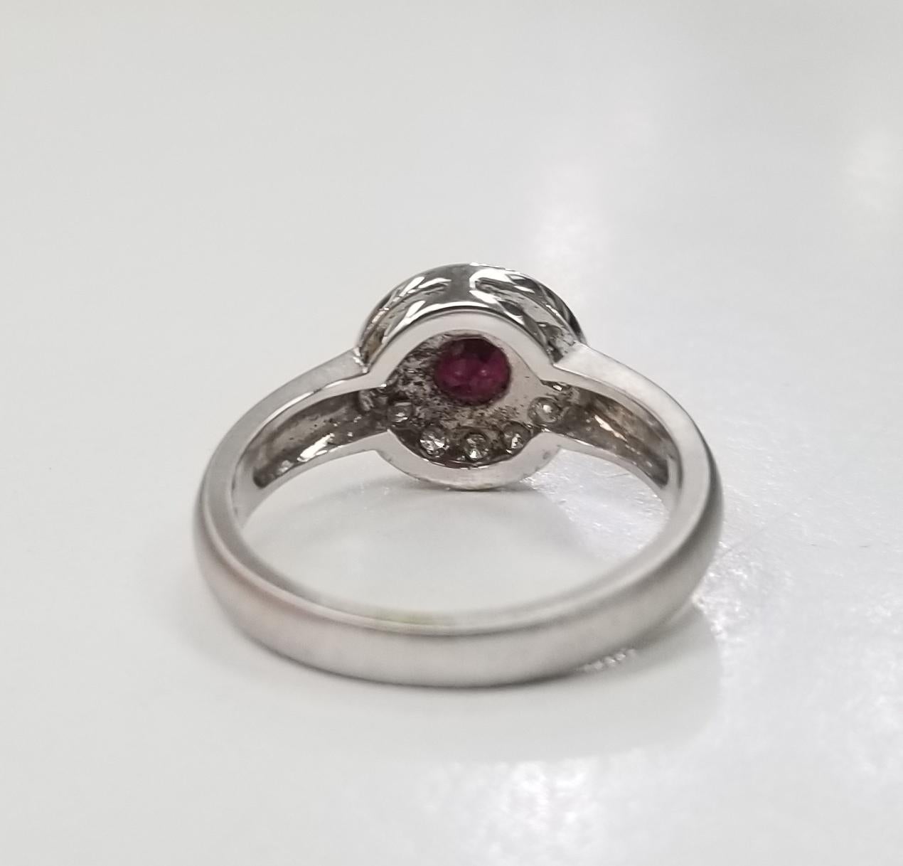 Rubin und Diamant-Halo-Ring (Zeitgenössisch) im Angebot
