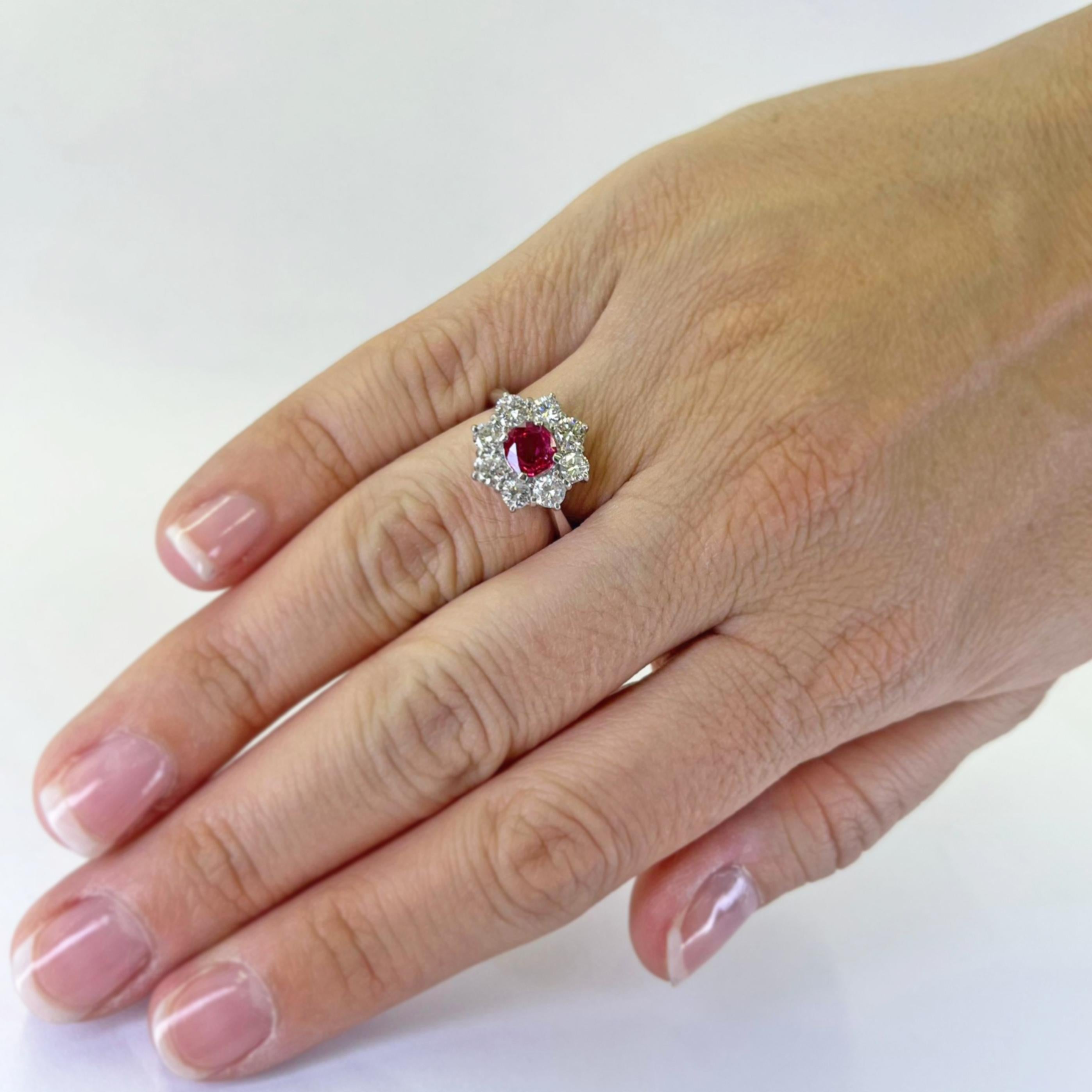 Anillo de platino con un rubí talla cojín de 0,74 quilates rodeado de 8 diamantes redondos talla brillante de claridad VS y color G que suman 1,01 quilates. Dedo talla 6,25. Incluye un servicio de tallaje antes del envío, previa solicitud. El peso