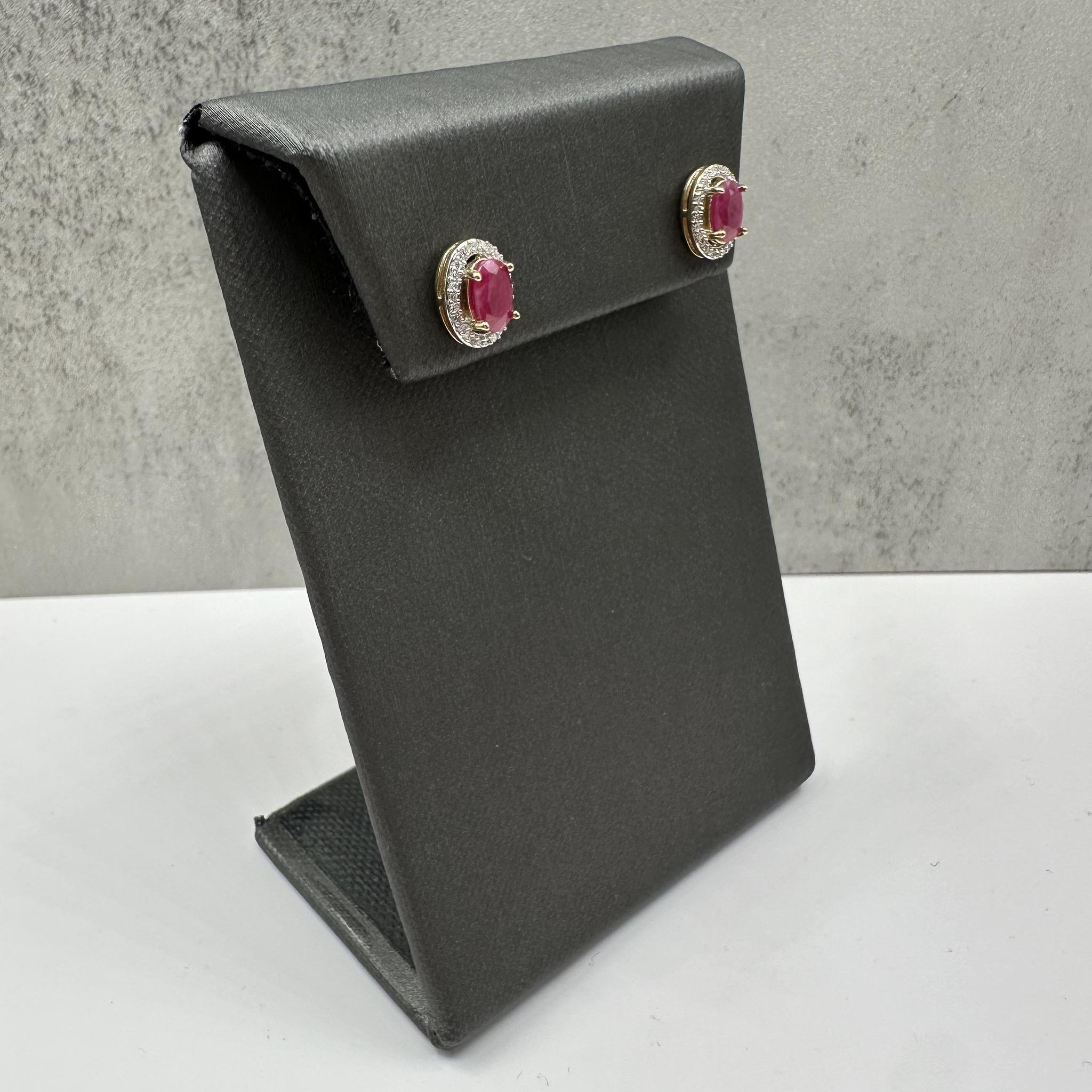 Questi splendidi orecchini a raggiera con rubini e diamanti in oro giallo 10 carati presentano rubini dal taglio ovale di circa 6x4,1 mm circondati da diamanti naturali GH, I a taglio singolo, per un peso totale di 0,15 carati. I vibranti rubini