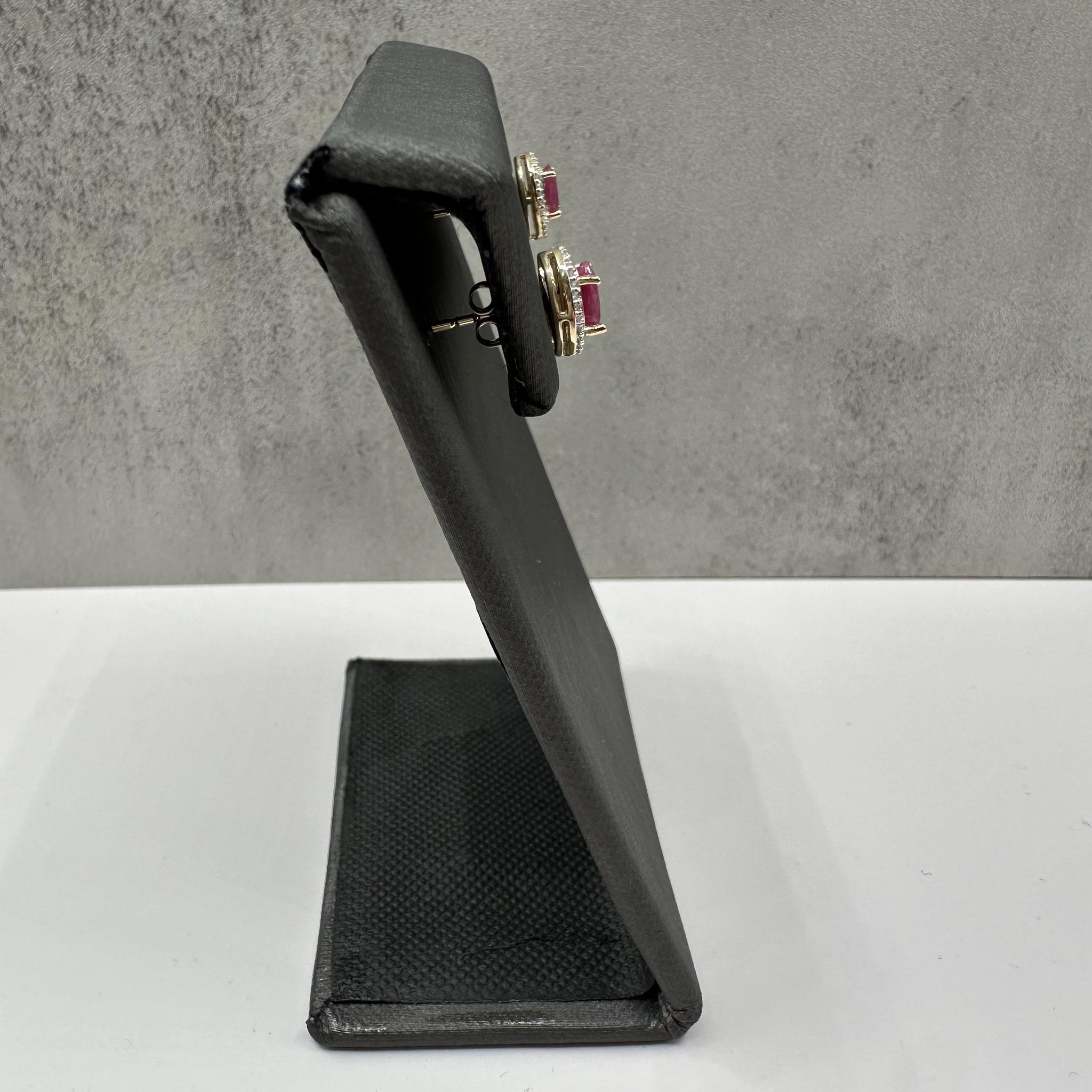 Taglio ovale Orecchini a cerchio con rubino e diamante in oro giallo 10kt - Design/One, 1,53g in vendita