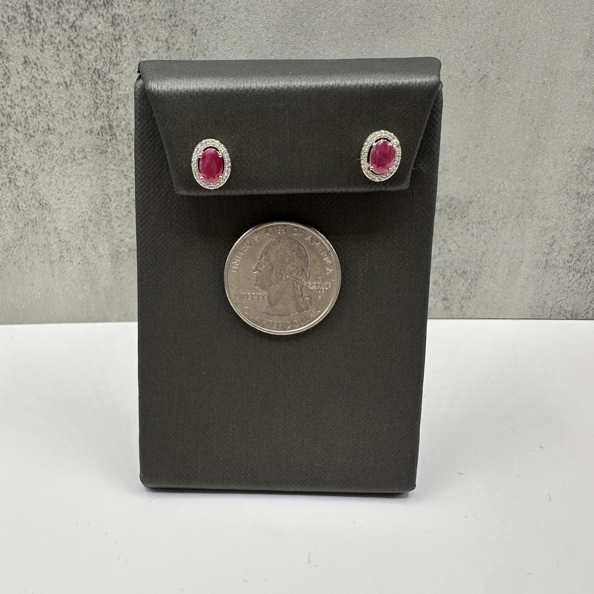 Orecchini a cerchio con rubino e diamante in oro giallo 10kt - Design/One, 1,53g In condizioni Nuovo in vendita a West Hempstead, NY