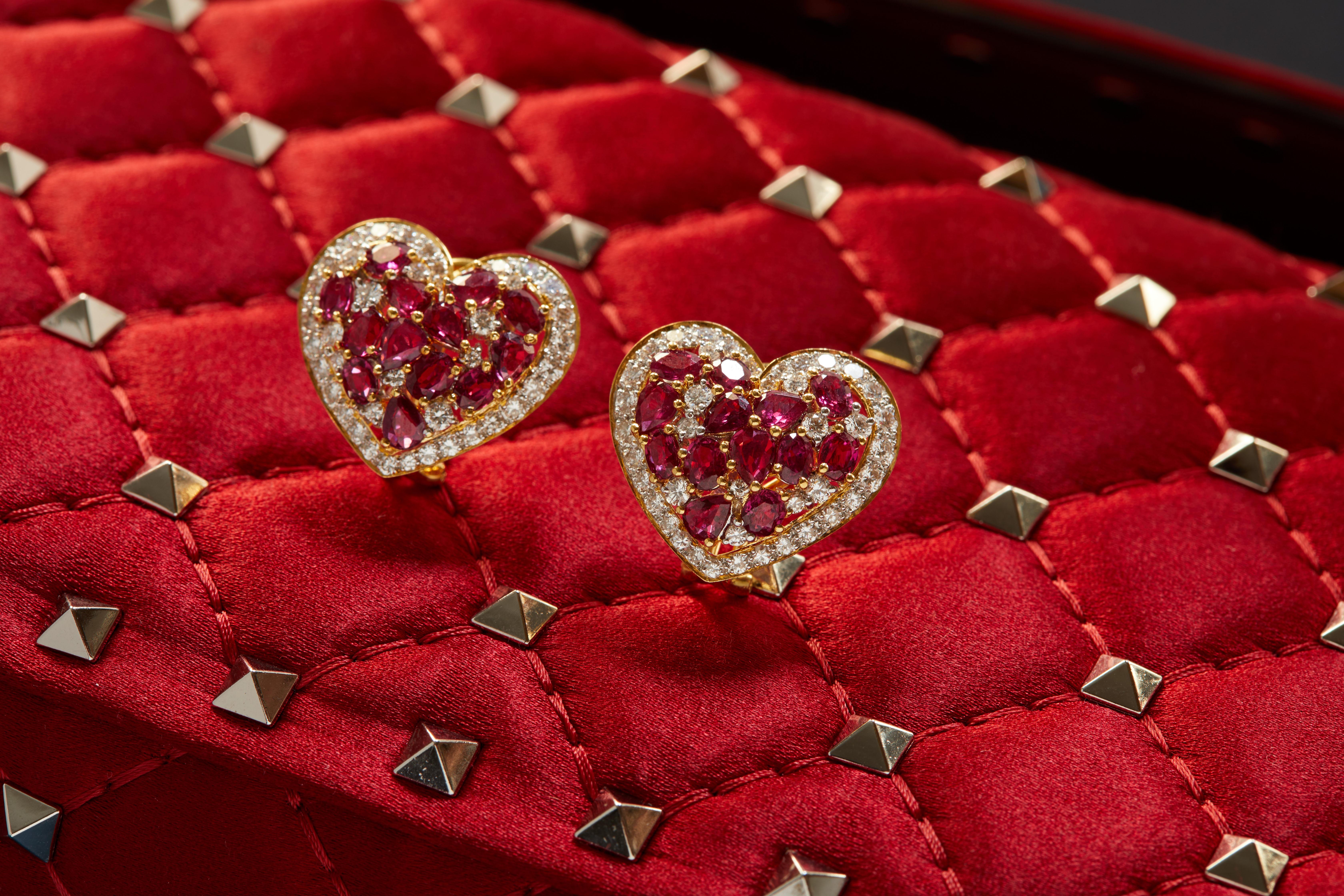 Taille mixte Boucles d'oreilles cœur en rubis et diamants en vente