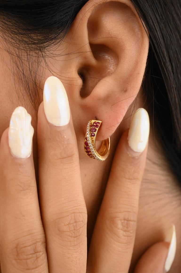 Taille ronde Boucles d'oreilles rubis et diamants pour femmes en or jaune 14k, cadeau pour maman en vente