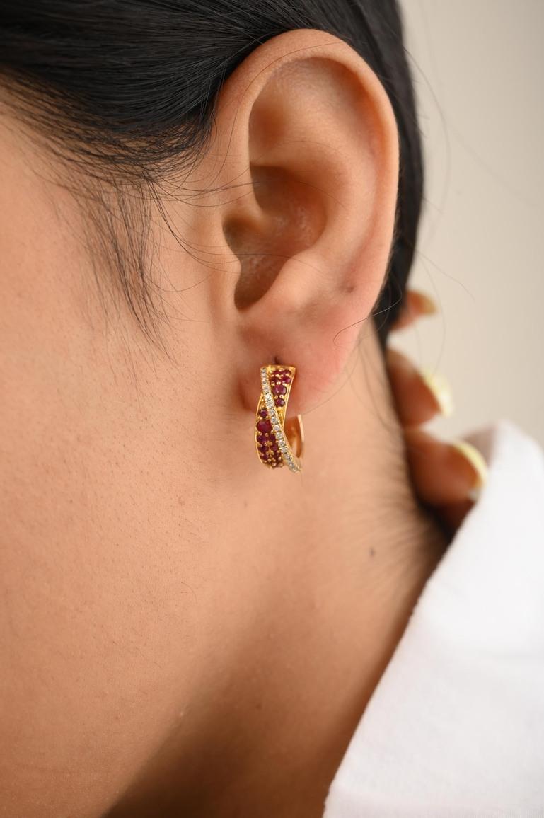 Boucles d'oreilles rubis et diamants pour femmes en or jaune 14k, cadeau pour maman Neuf - En vente à Houston, TX