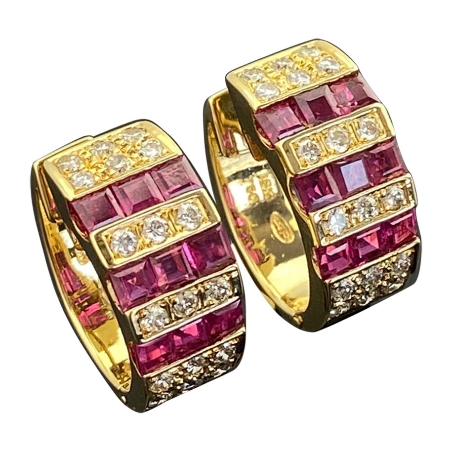 Pendientes de aro de oro amarillo de 18 quilates con rubíes y diamantes en venta