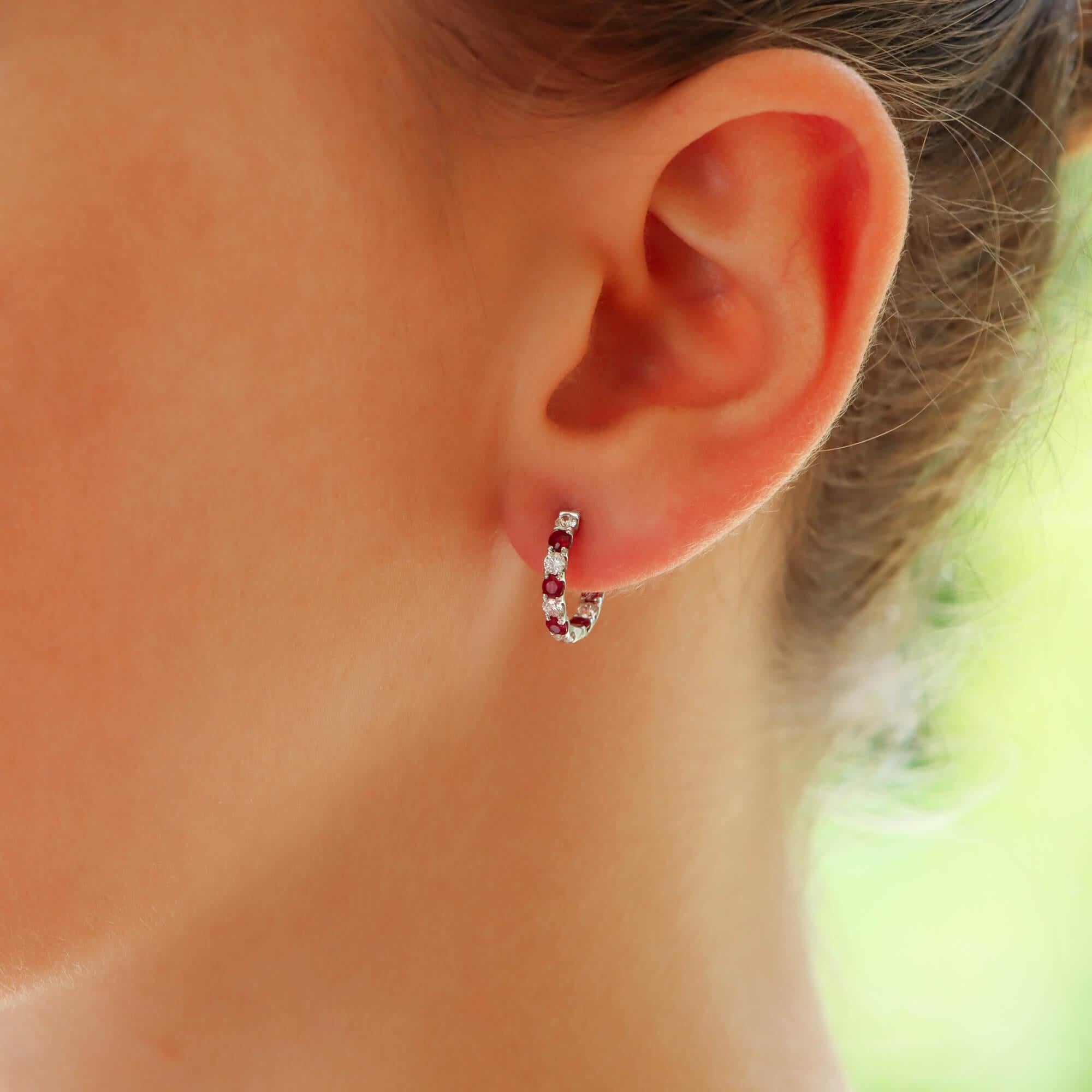  Ein stilvolles Paar Rubin- und Diamant-Ohrringe aus 18 Karat Weißgold.

Jeder Ohrring ist auf der Vorder- und Rückseite abwechselnd mit Diamanten und Rubinen besetzt. Sie sind jeweils mit einem Pfosten und einem Scharnierverschluss