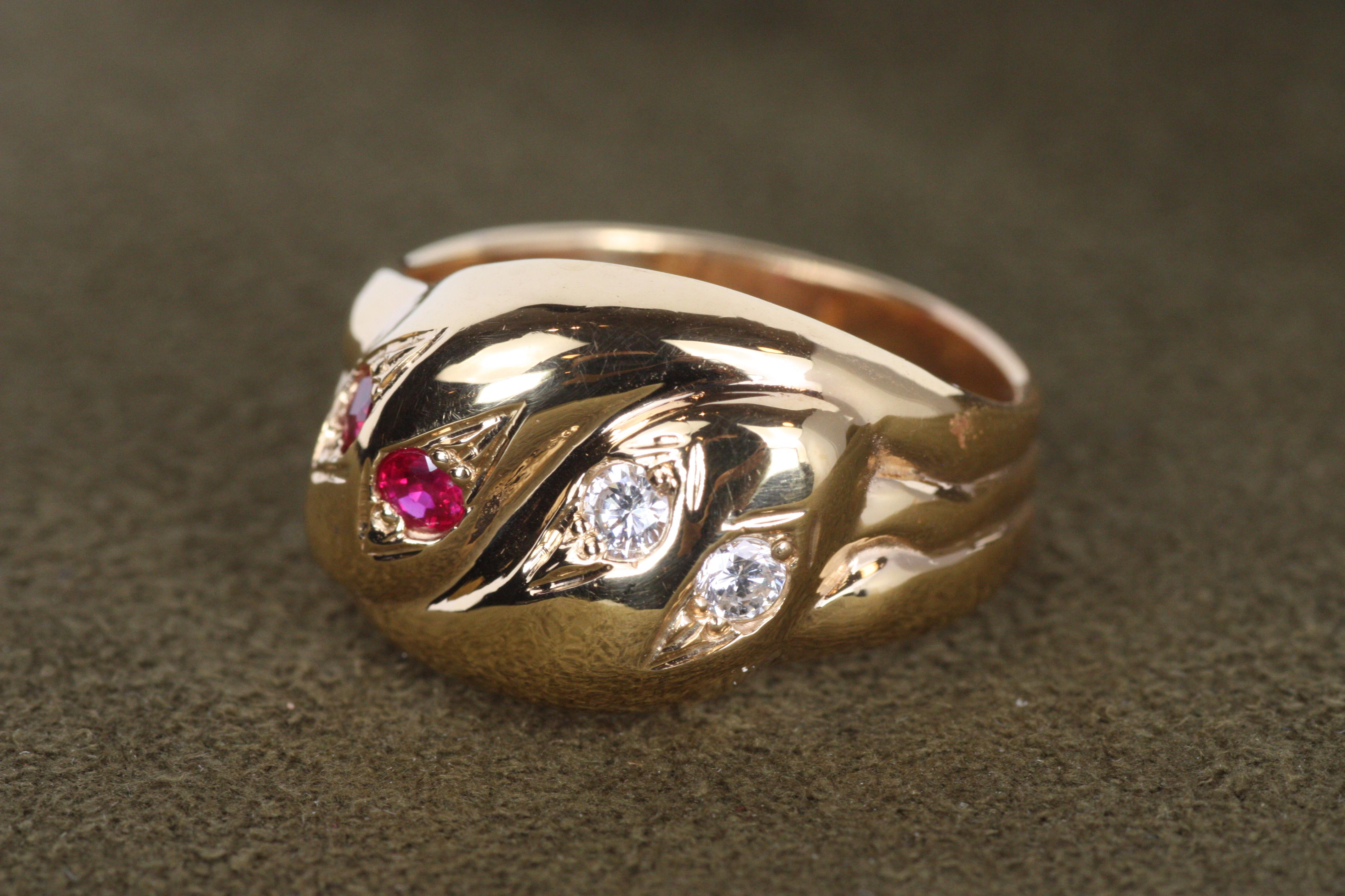 Anillo de oro rosa con serpiente entrelazada de rubíes y diamantes Corte redondo en venta