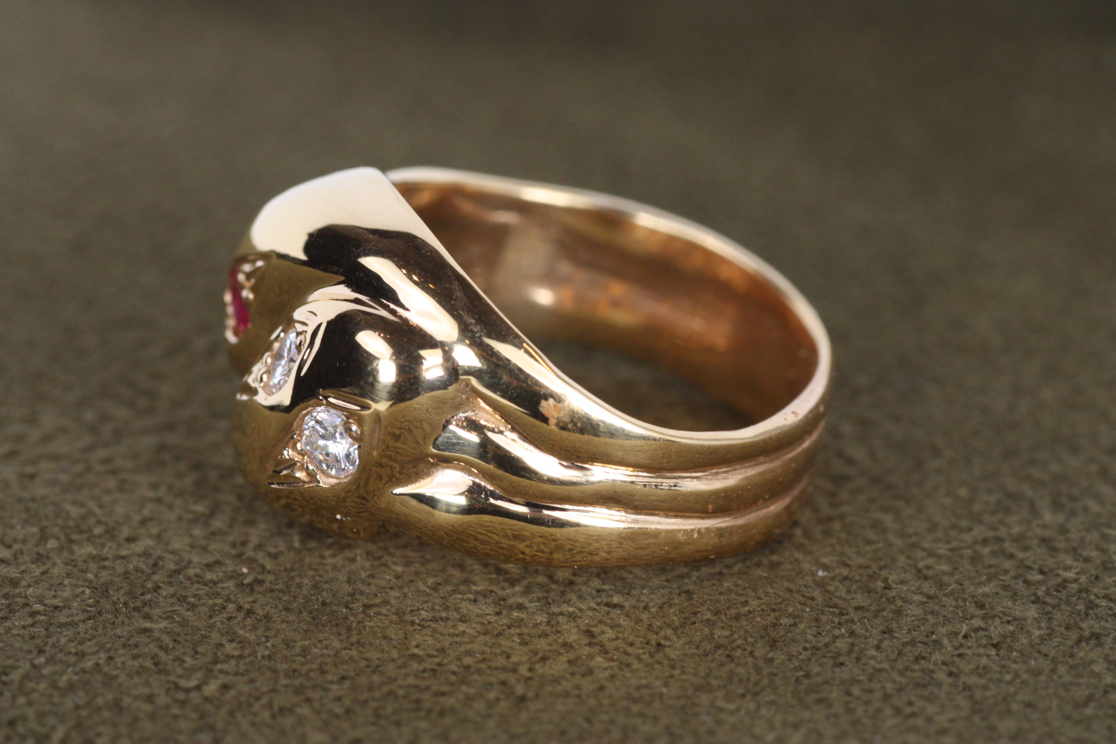 Anillo de oro rosa con serpiente entrelazada de rubíes y diamantes en Nuevo estado para la venta en Santa Monica, CA