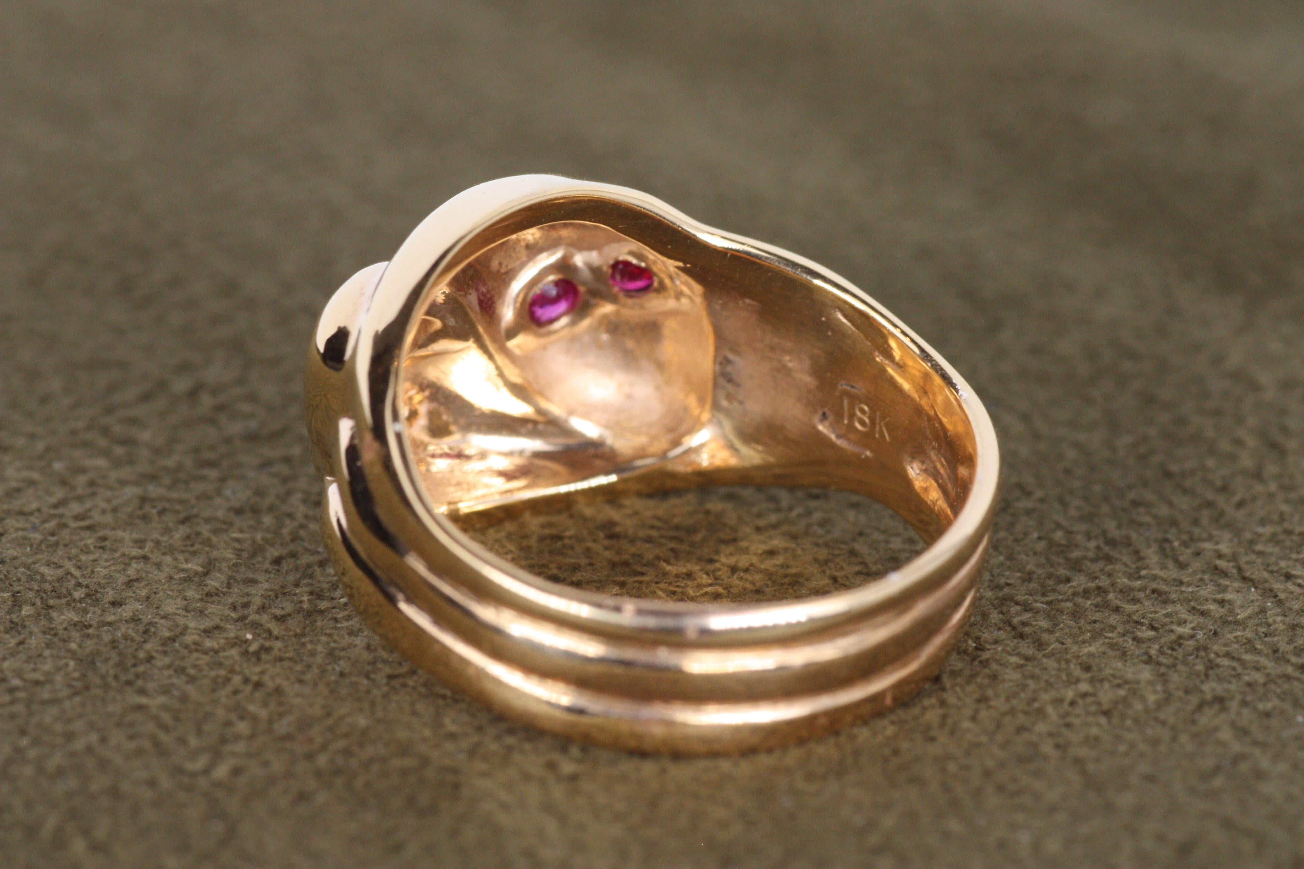 Femenino o masculino Anillo de oro rosa con serpiente entrelazada de rubíes y diamantes en venta