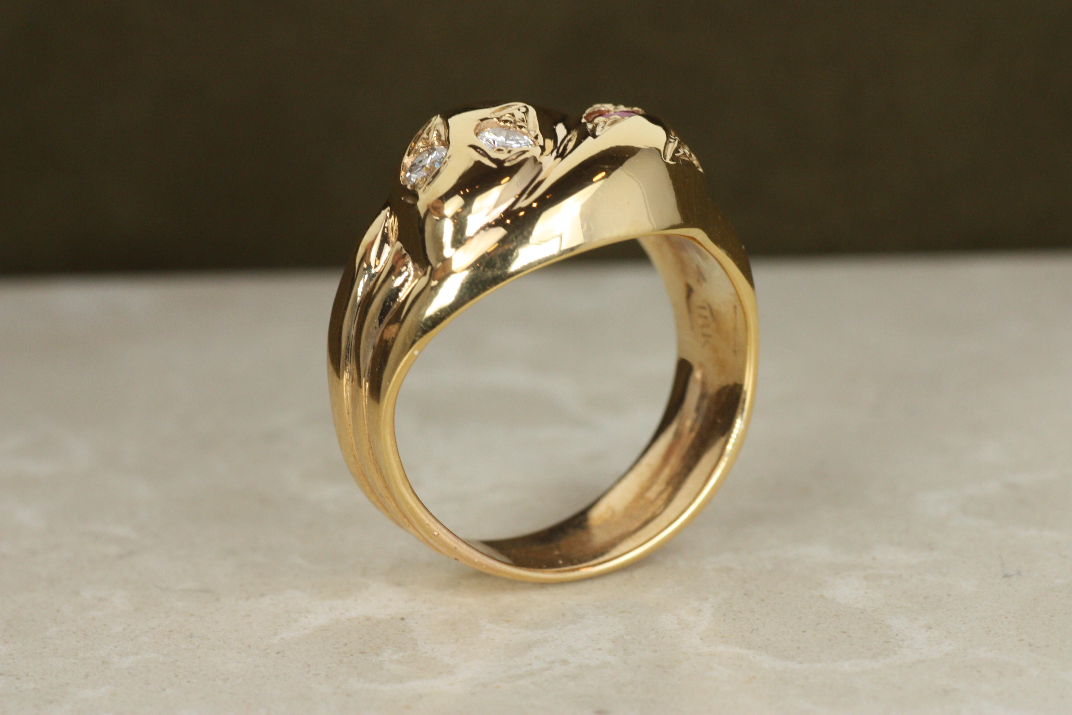 Anillo de oro rosa con serpiente entrelazada de rubíes y diamantes en venta 1