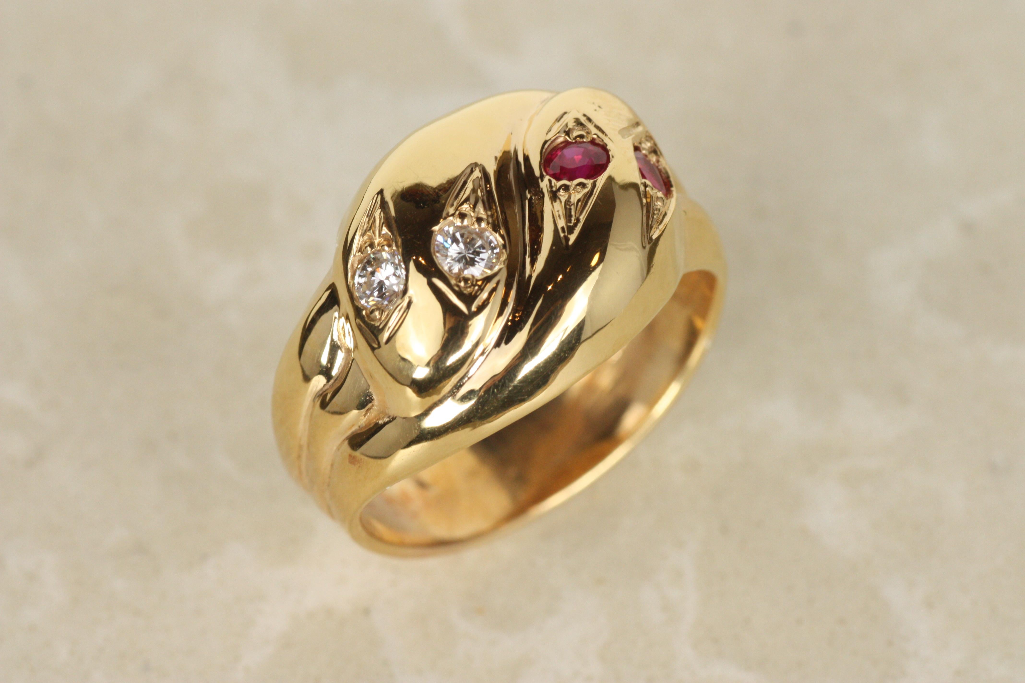 Anillo de oro rosa con serpiente entrelazada de rubíes y diamantes en venta 2