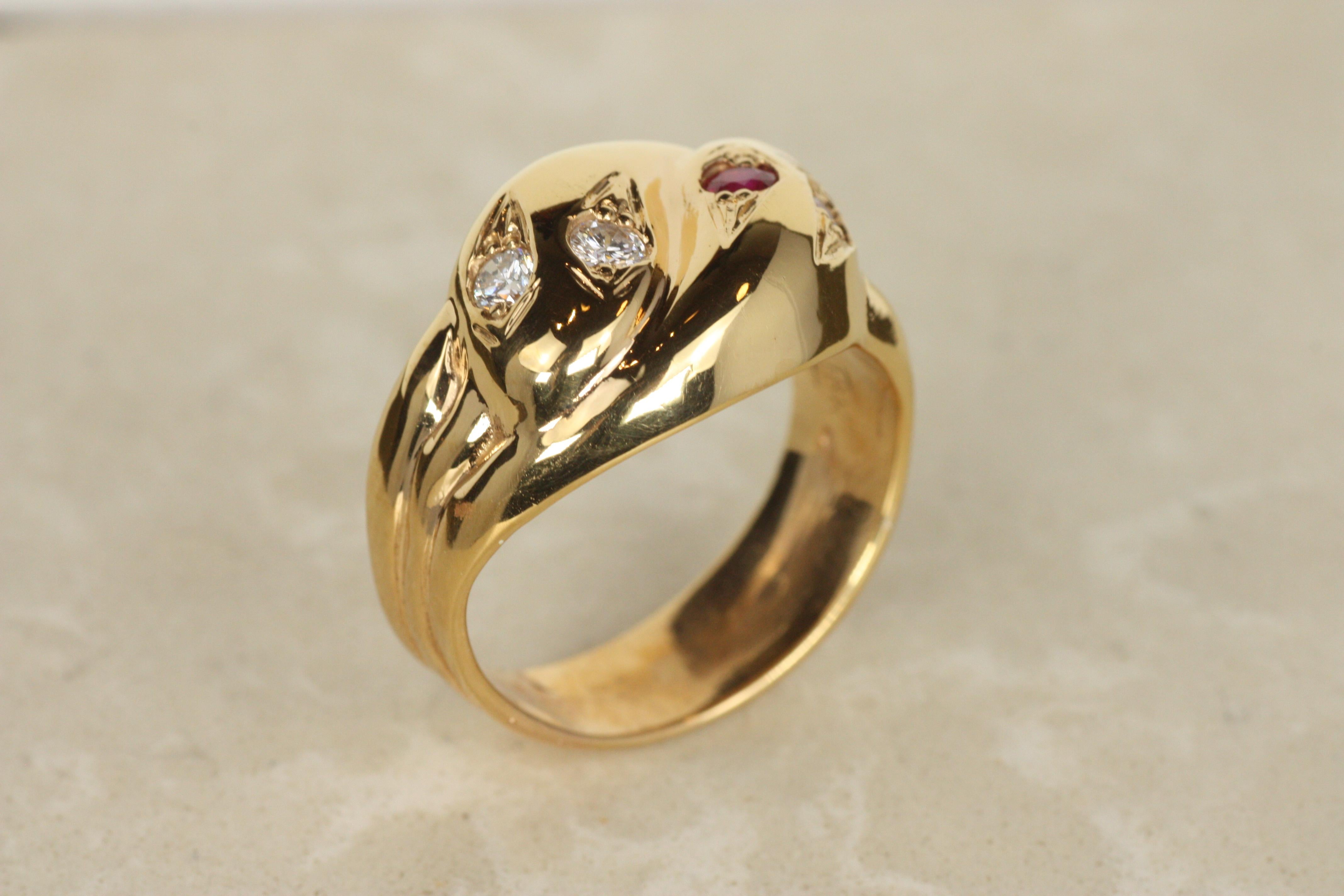 Anillo de oro rosa con serpiente entrelazada de rubíes y diamantes en venta 3