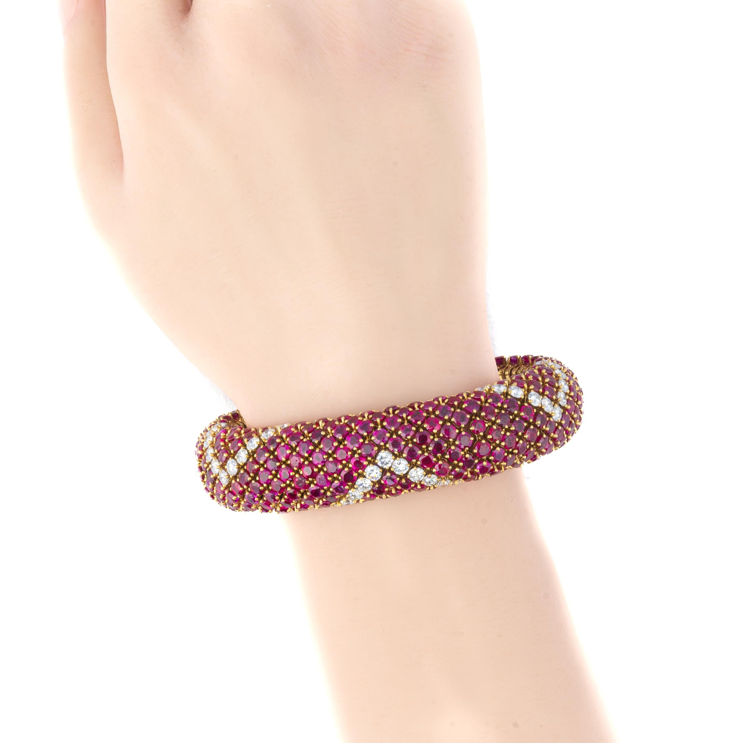 Taille ronde Ruby and Diamond Lattice Bracelet in 18K Yellow Gold en vente