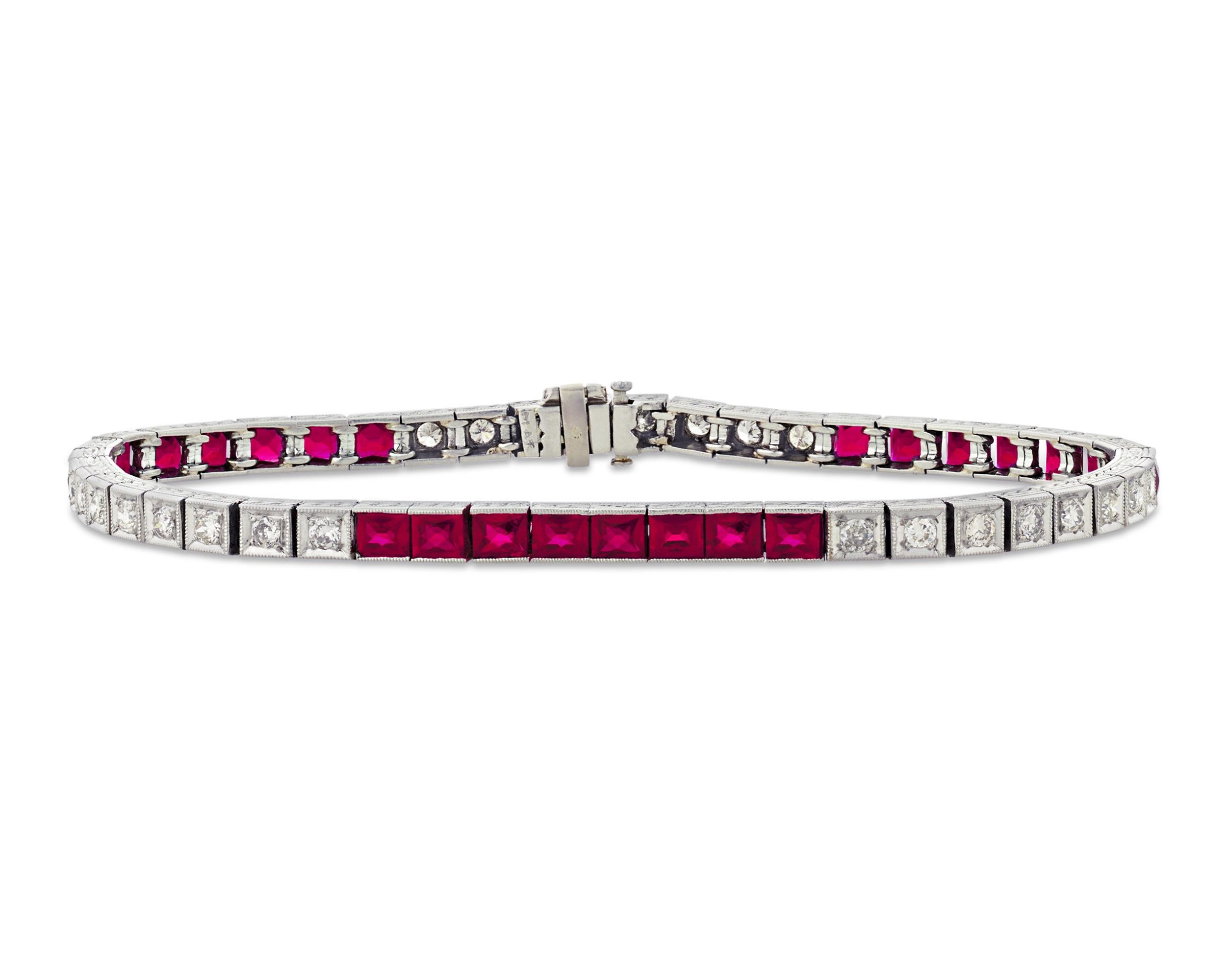 Armband mit Rubin und Diamantlinie (Carréeschliff) im Angebot