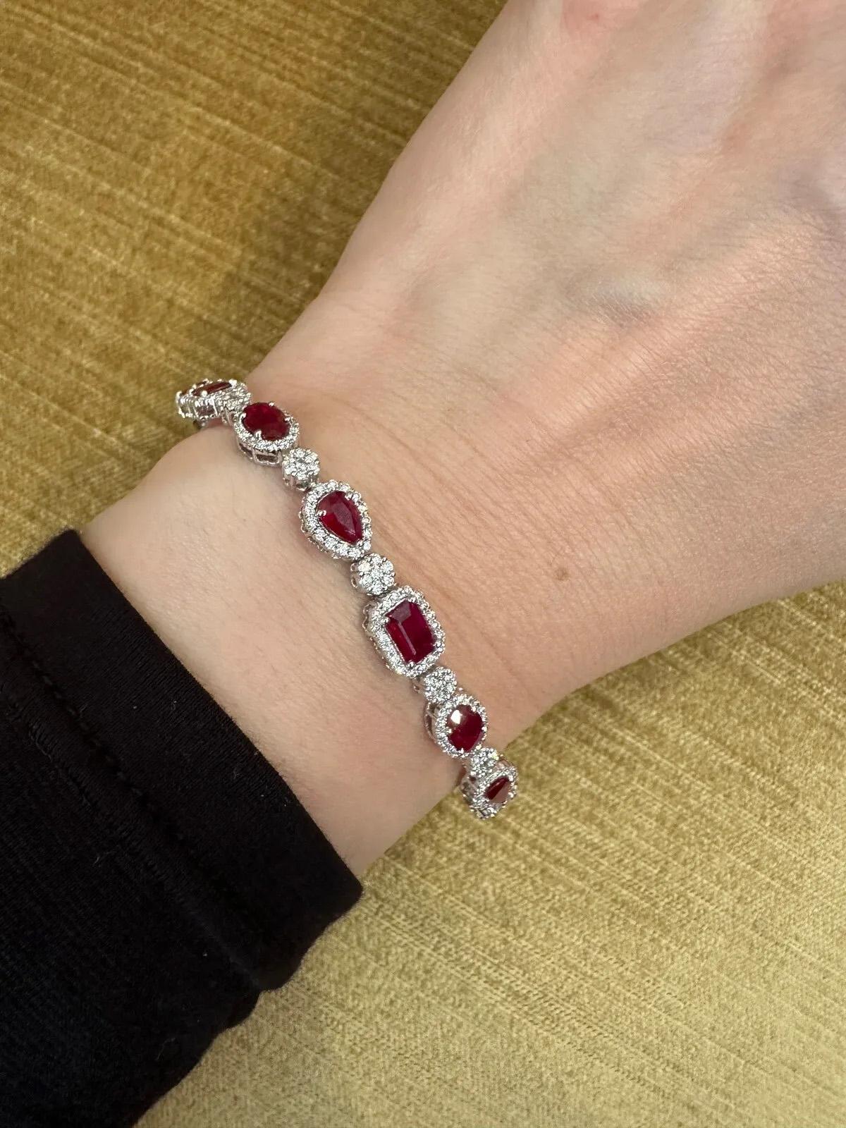 Bracelet à maillons en or blanc 18 carats avec rubis et diamants d'un poids total de 7,65 carats en vente 5