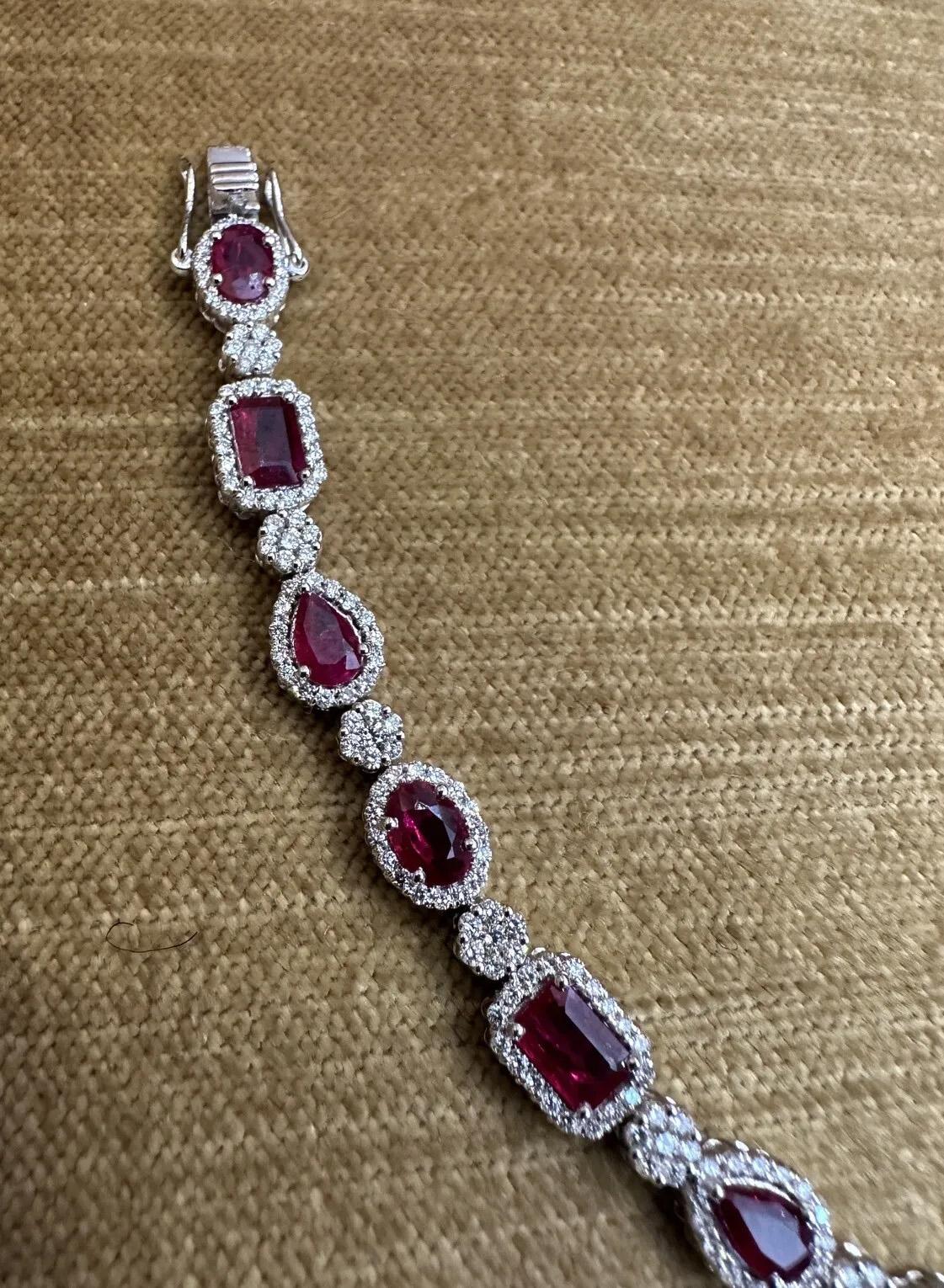 Bracelet à maillons en or blanc 18 carats avec rubis et diamants d'un poids total de 7,65 carats Excellent état - En vente à La Jolla, CA