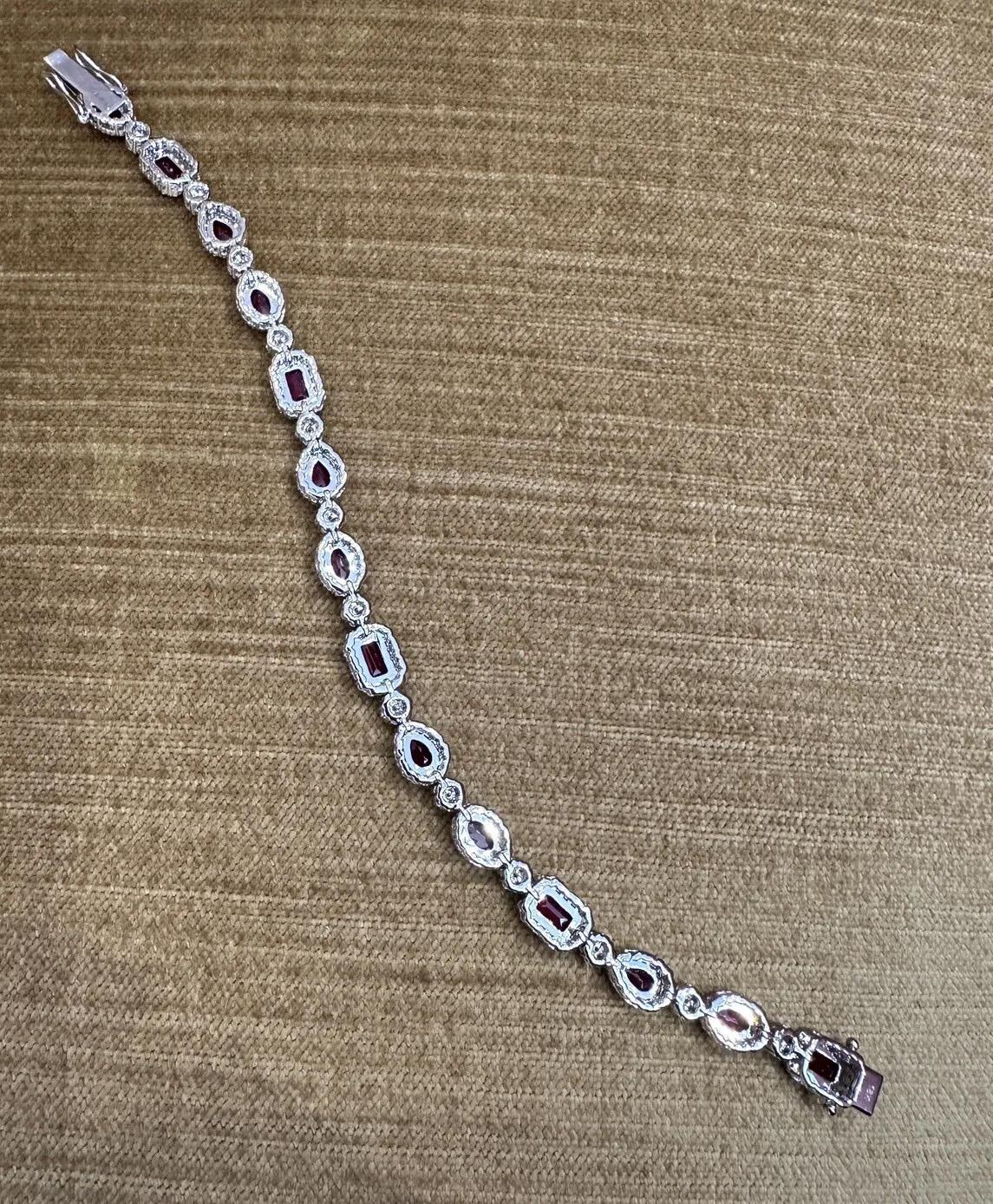 Bracelet à maillons en or blanc 18 carats avec rubis et diamants d'un poids total de 7,65 carats Pour femmes en vente