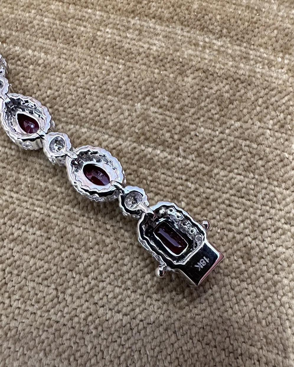 Bracelet à maillons en or blanc 18 carats avec rubis et diamants d'un poids total de 7,65 carats en vente 1