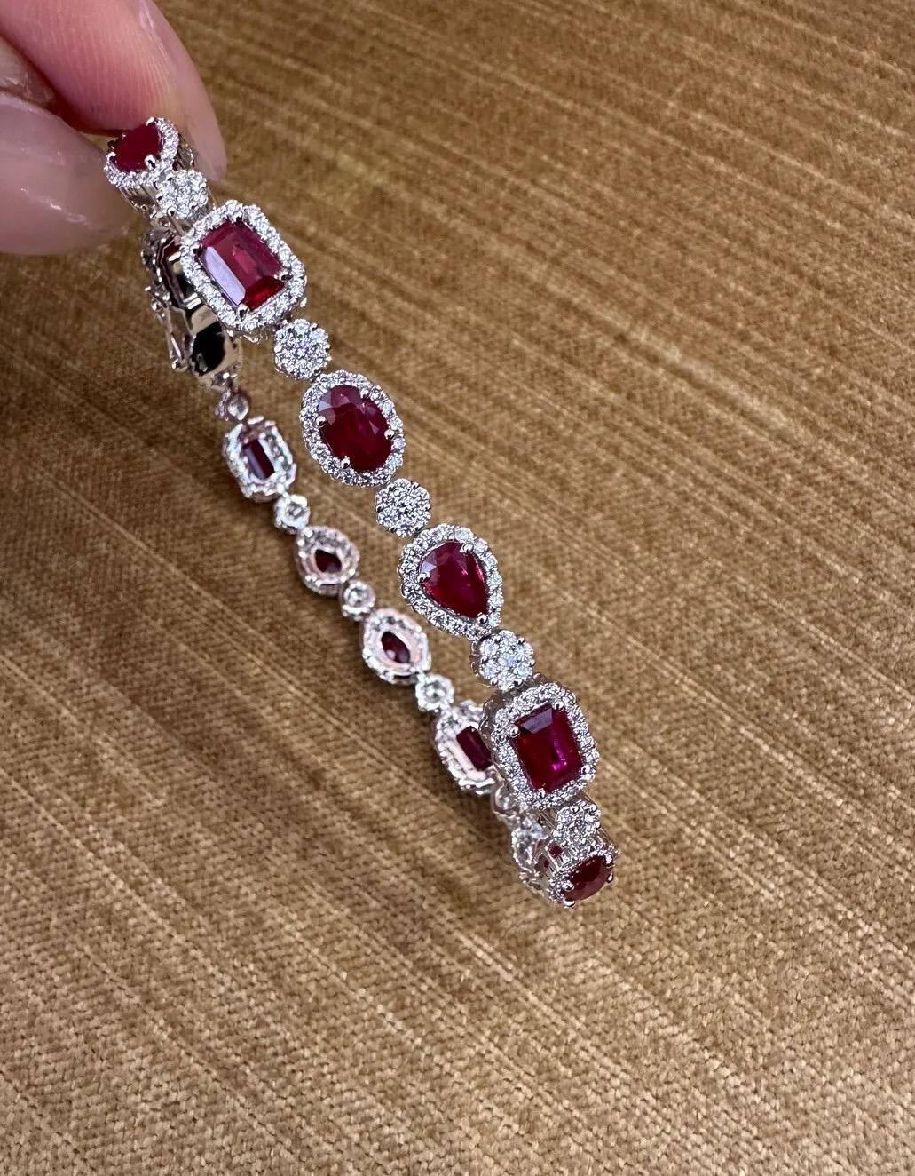 Bracelet à maillons en or blanc 18 carats avec rubis et diamants d'un poids total de 7,65 carats en vente 2