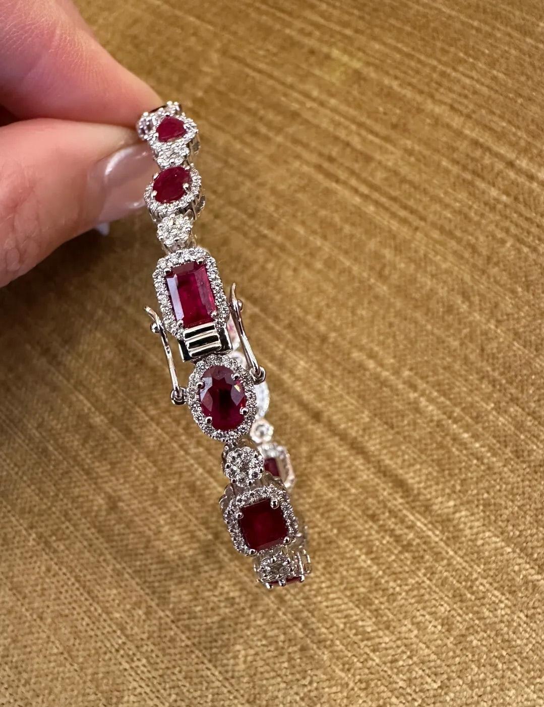 Bracelet à maillons en or blanc 18 carats avec rubis et diamants d'un poids total de 7,65 carats en vente 3