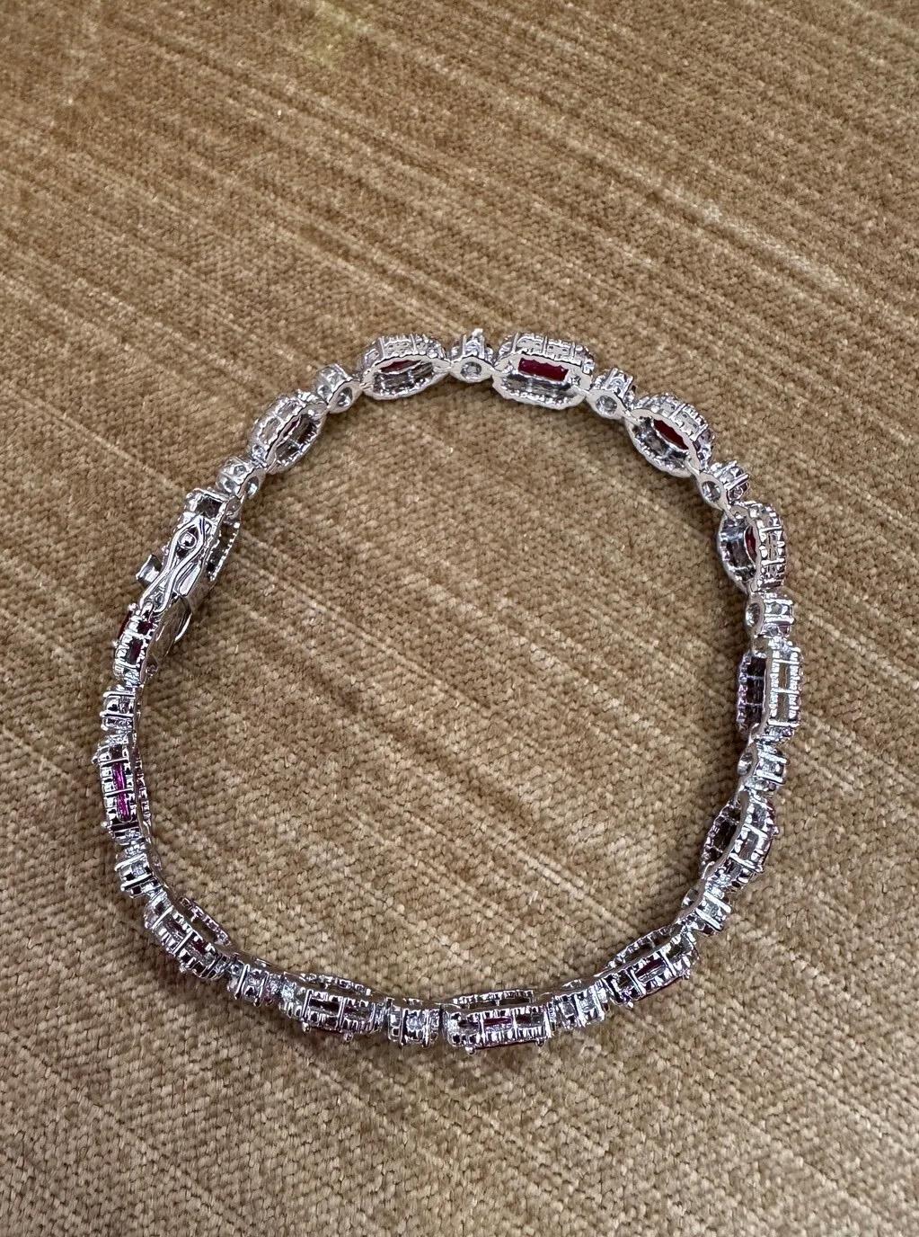 Bracelet à maillons en or blanc 18 carats avec rubis et diamants d'un poids total de 7,65 carats en vente 4