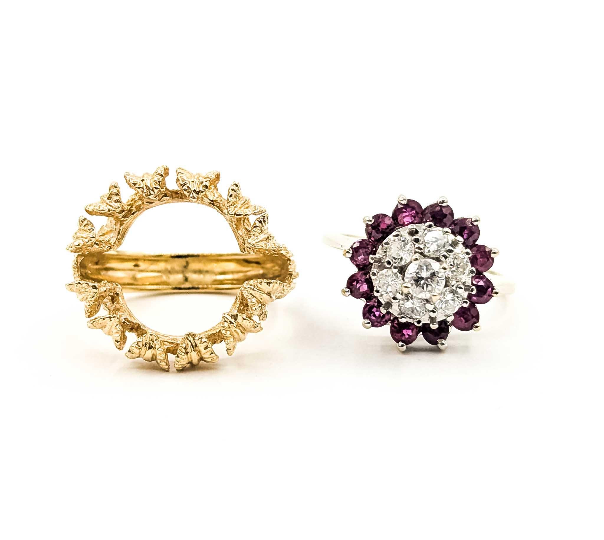 Rubin- und Diamantring aus der Mitte des Jahrhunderts aus 14k Weißgold

Wir präsentieren diesen exquisiten Mid-Century-Ring aus 14 Karat Weißgold mit einer atemberaubenden Kombination aus Rubinen und Diamanten. Das Design zeigt eine elegante