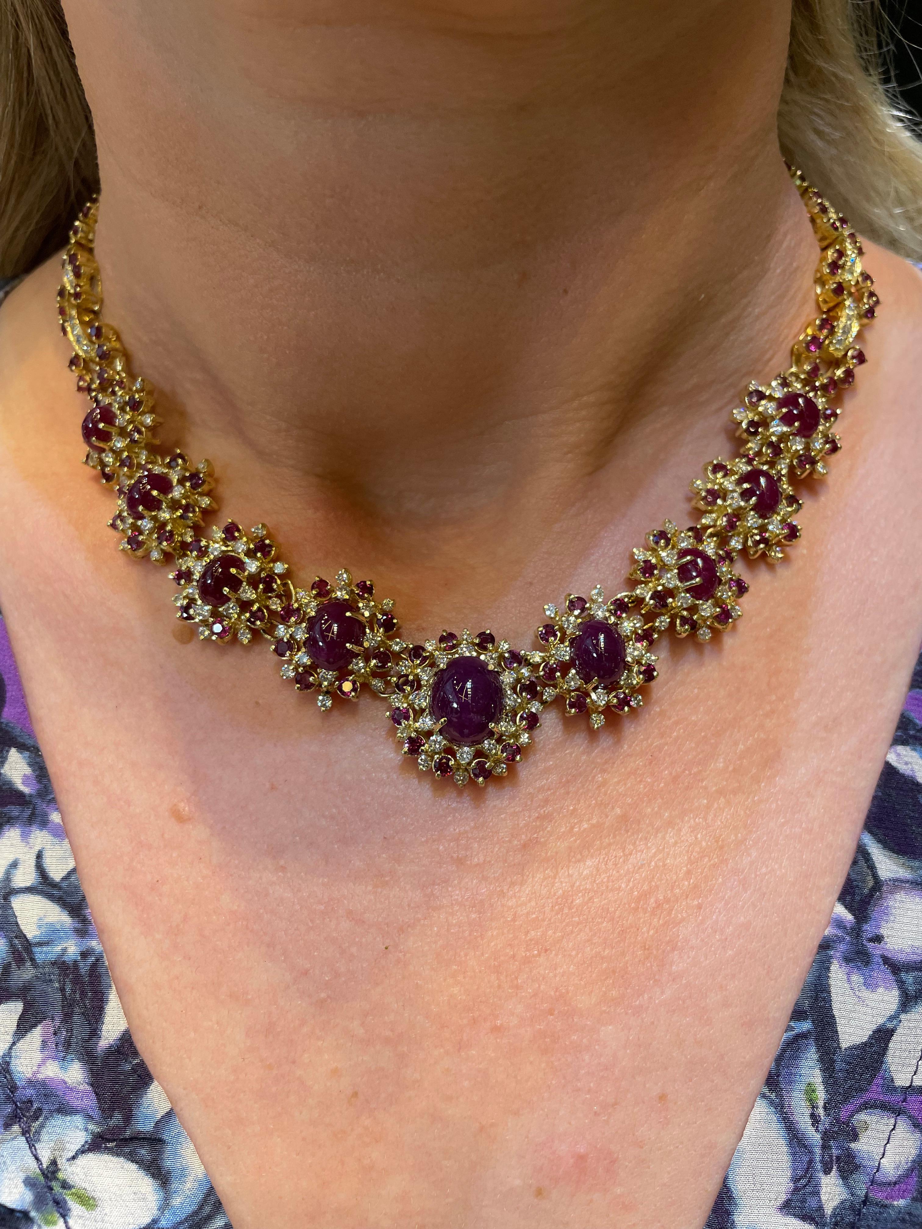 Conjunto de collar y pendientes de rubíes y diamantes en venta 14
