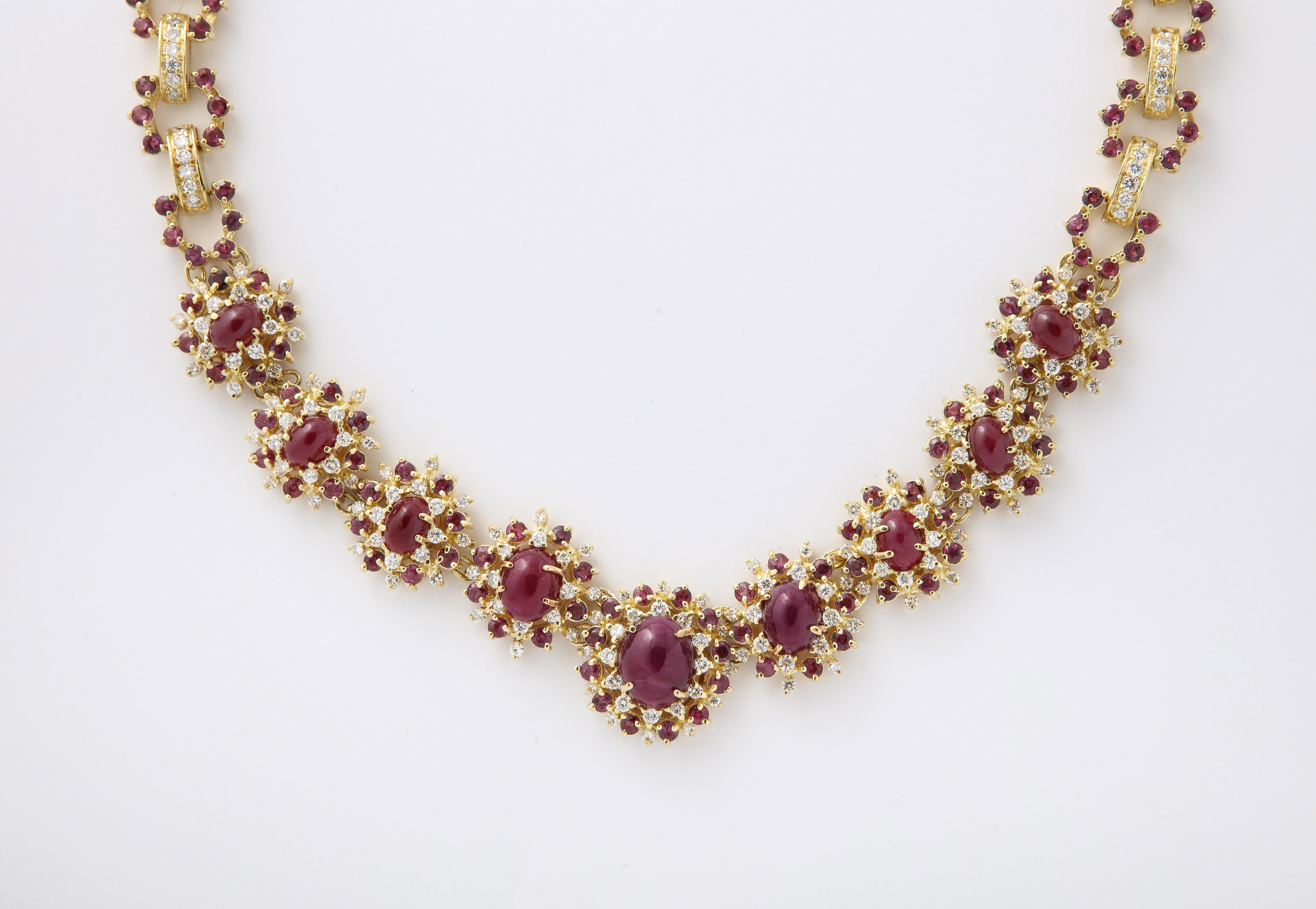 
¡Una suite FABULOSA! 

Más de 40 quilates de Rubí y 18 quilates de diamantes blancos engastados en oro amarillo de 18 quilates. 

Collar de 17 pulgadas de longitud. 

Los pendientes miden 2,5 cm. 

¡Un diseño único y atemporal! 

