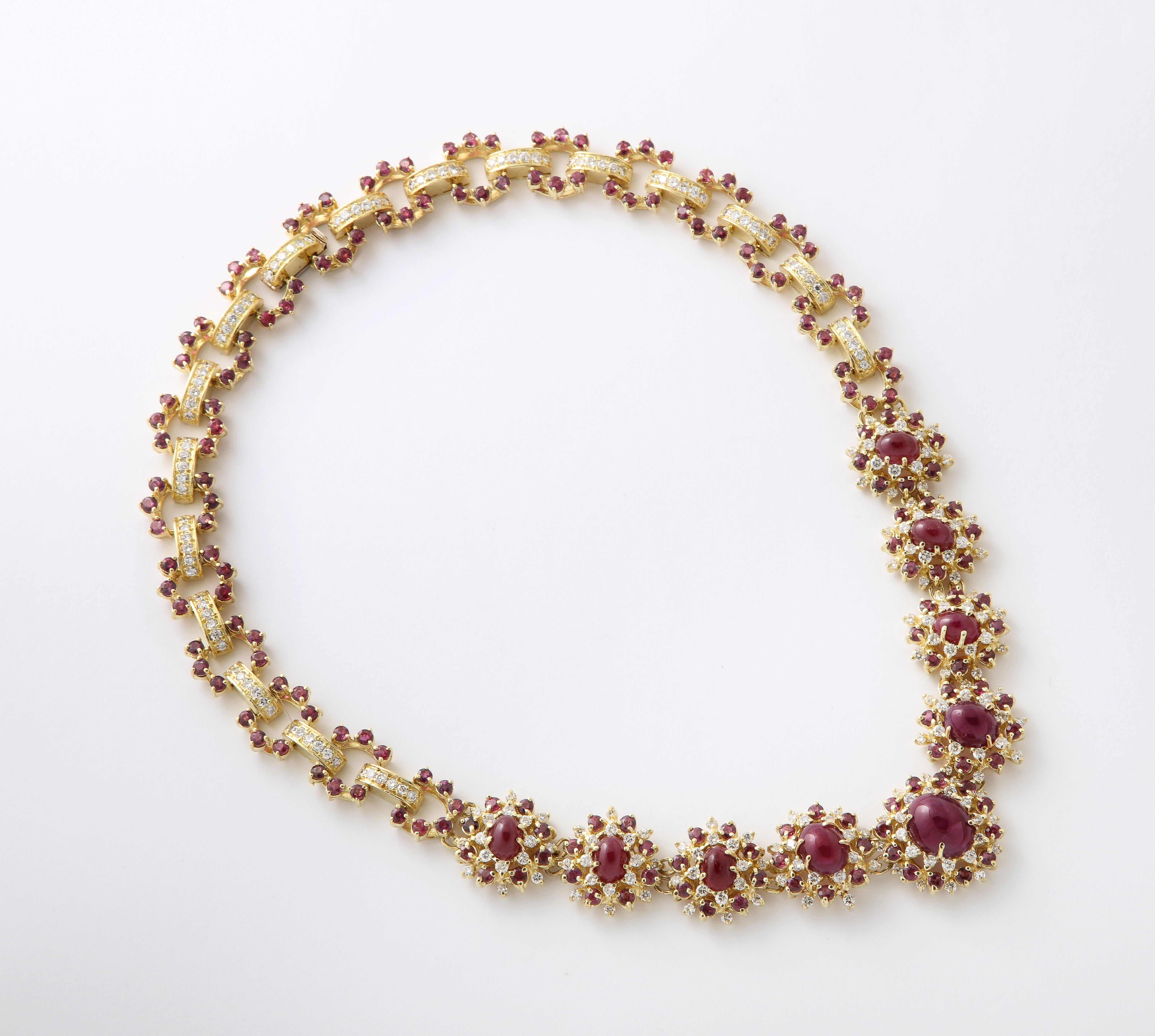 Conjunto de collar y pendientes de rubíes y diamantes Cabujón en venta