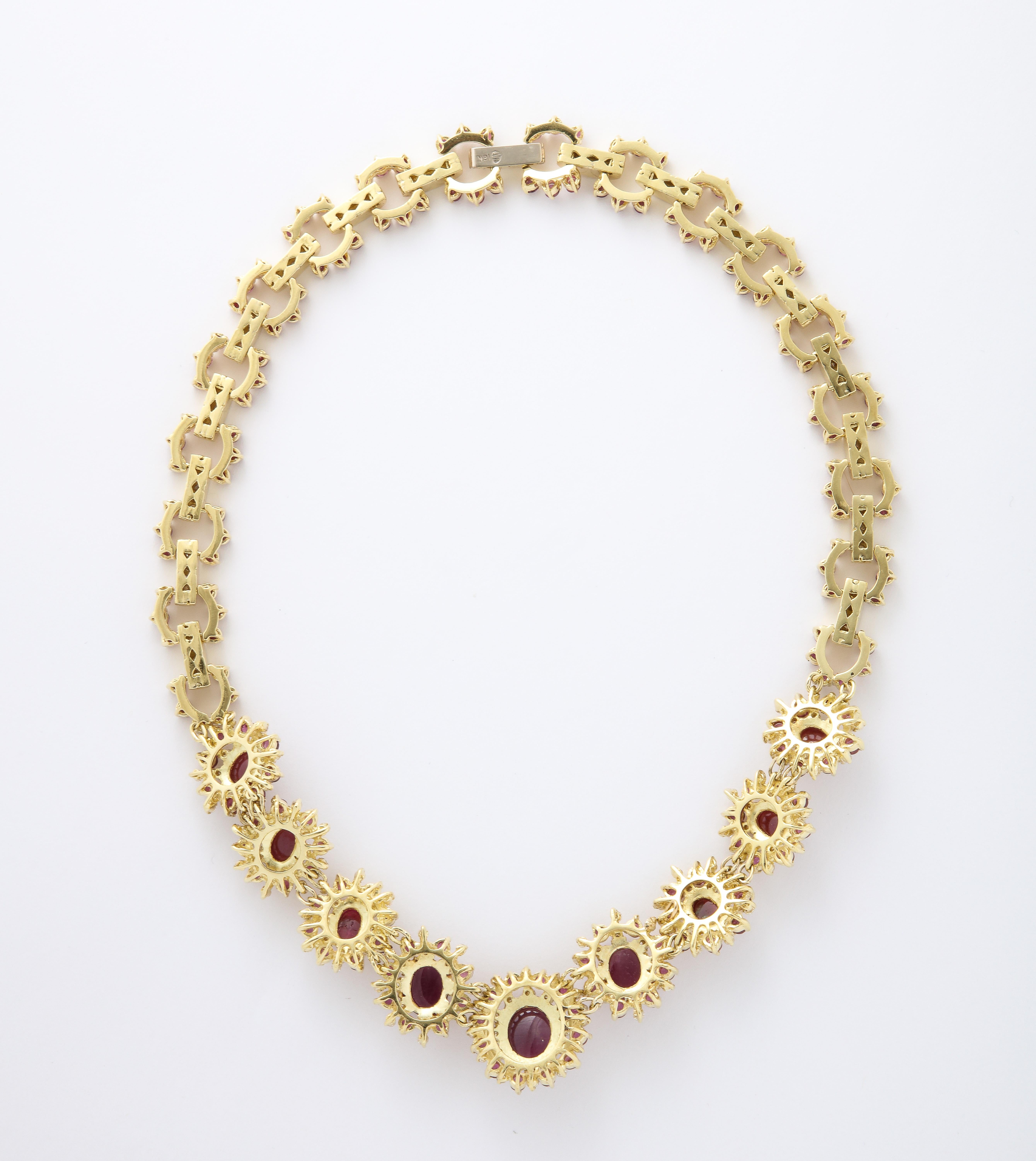 Conjunto de collar y pendientes de rubíes y diamantes en Excelente estado para la venta en New York, NY
