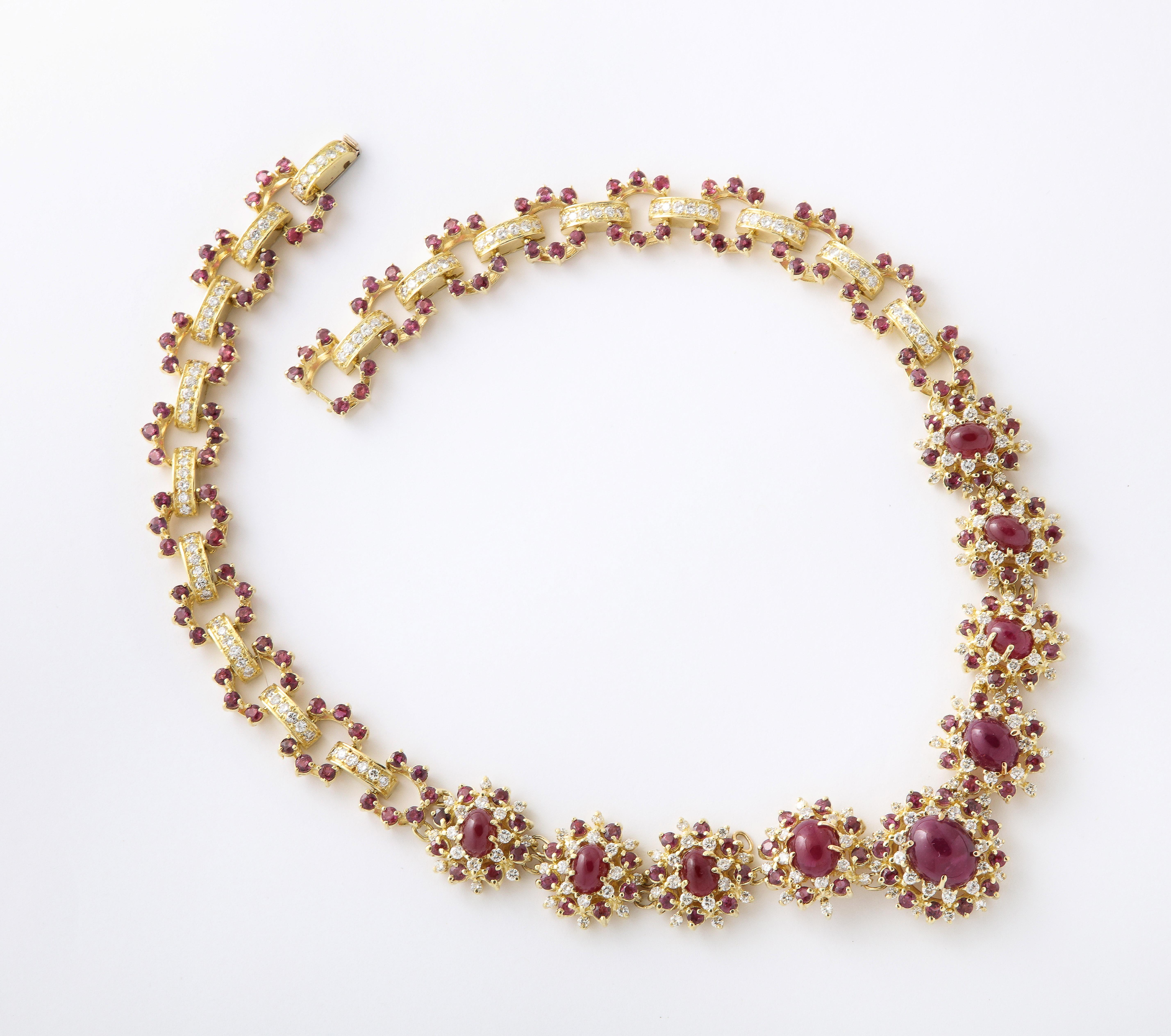 De las mujeres Conjunto de collar y pendientes de rubíes y diamantes en venta