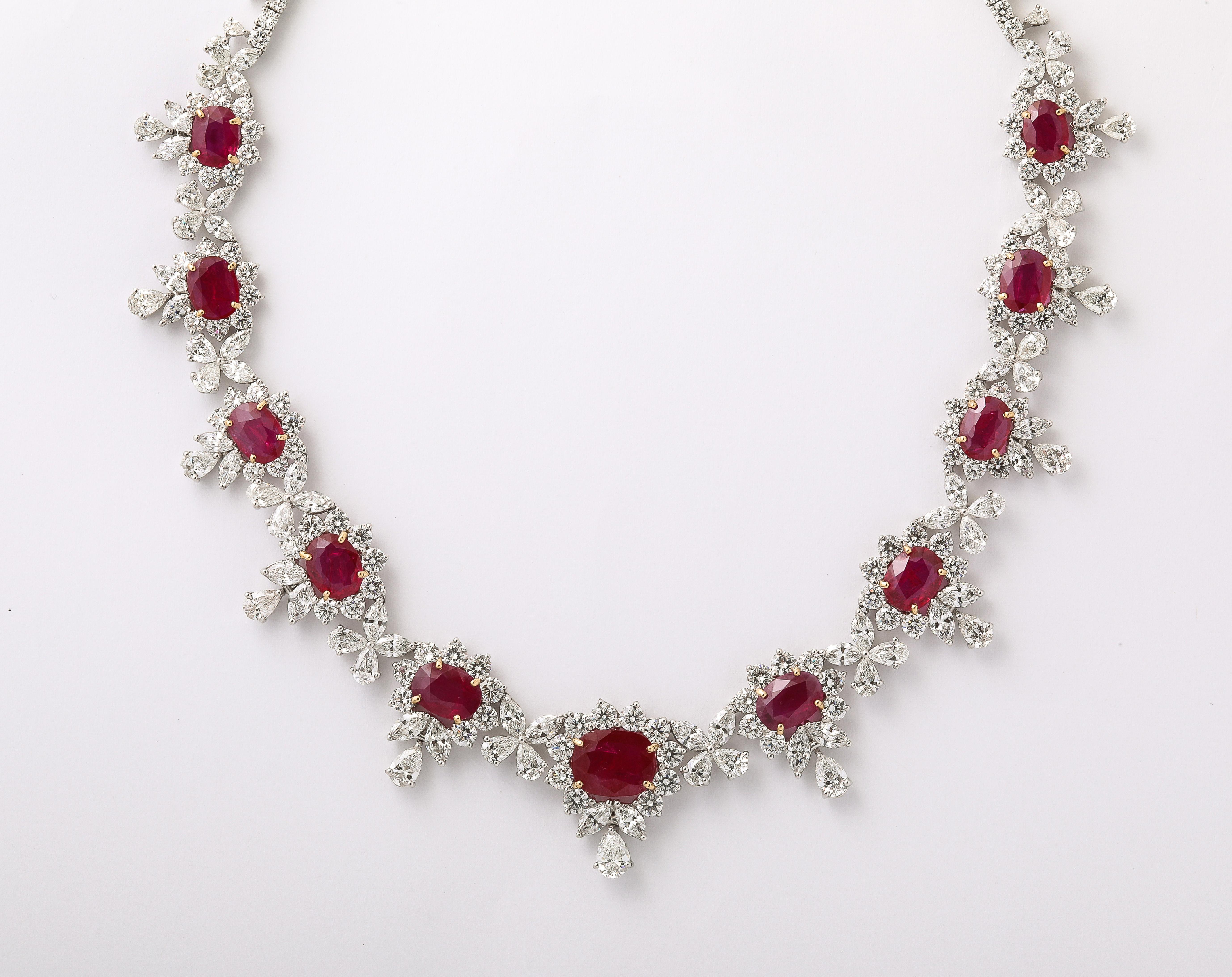 
Incredibile collana di rubini e diamanti!

31,25 carati di favoloso e brillante rubino certificato 