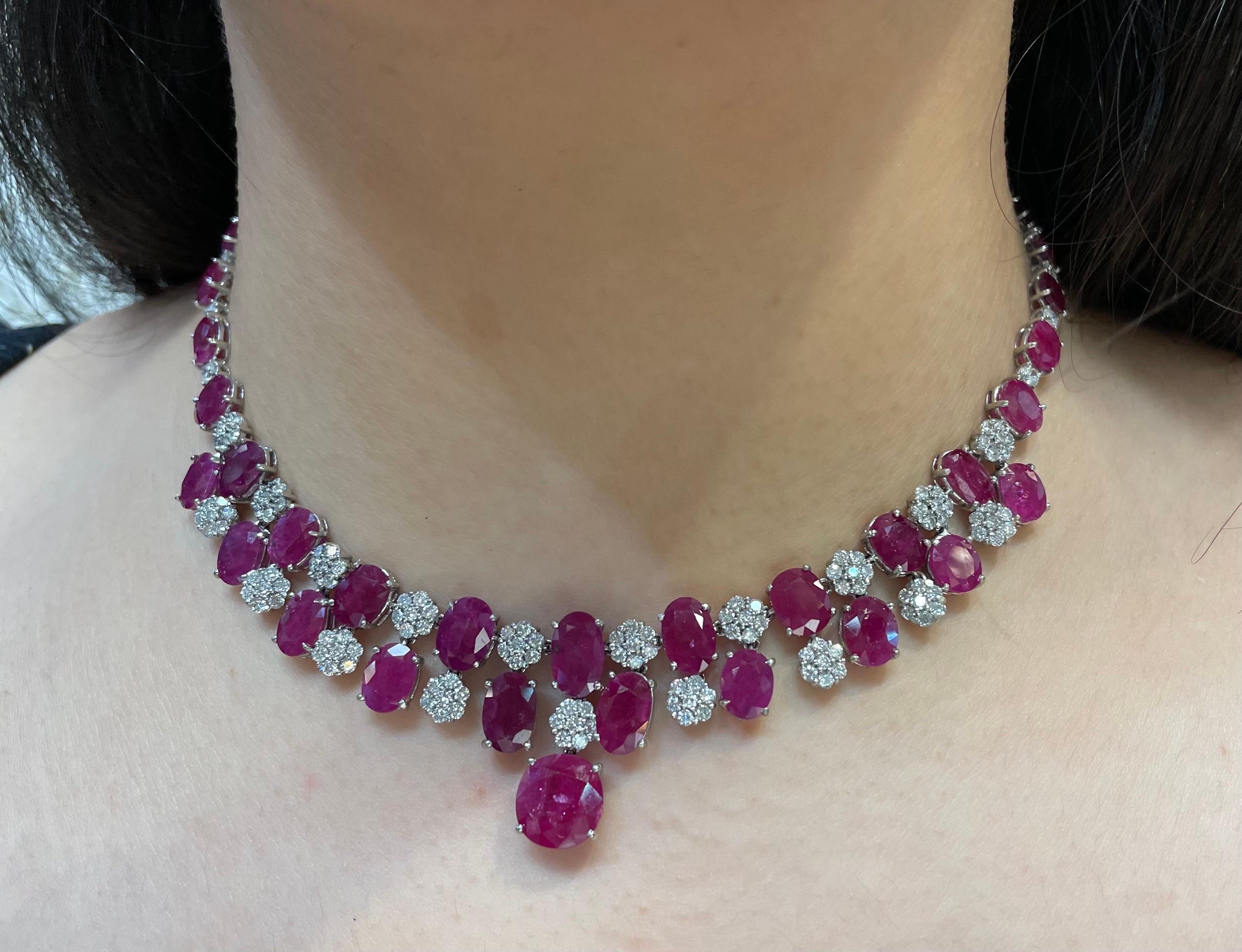 Rubin- und Diamant-Halskette 

Eine Halskette mit 43 Rubinen im Ovalschliff, getrennt durch Diamanten im Rundschliff, gefasst in einem Blumenmotiv

Ungefähre Maße: 16