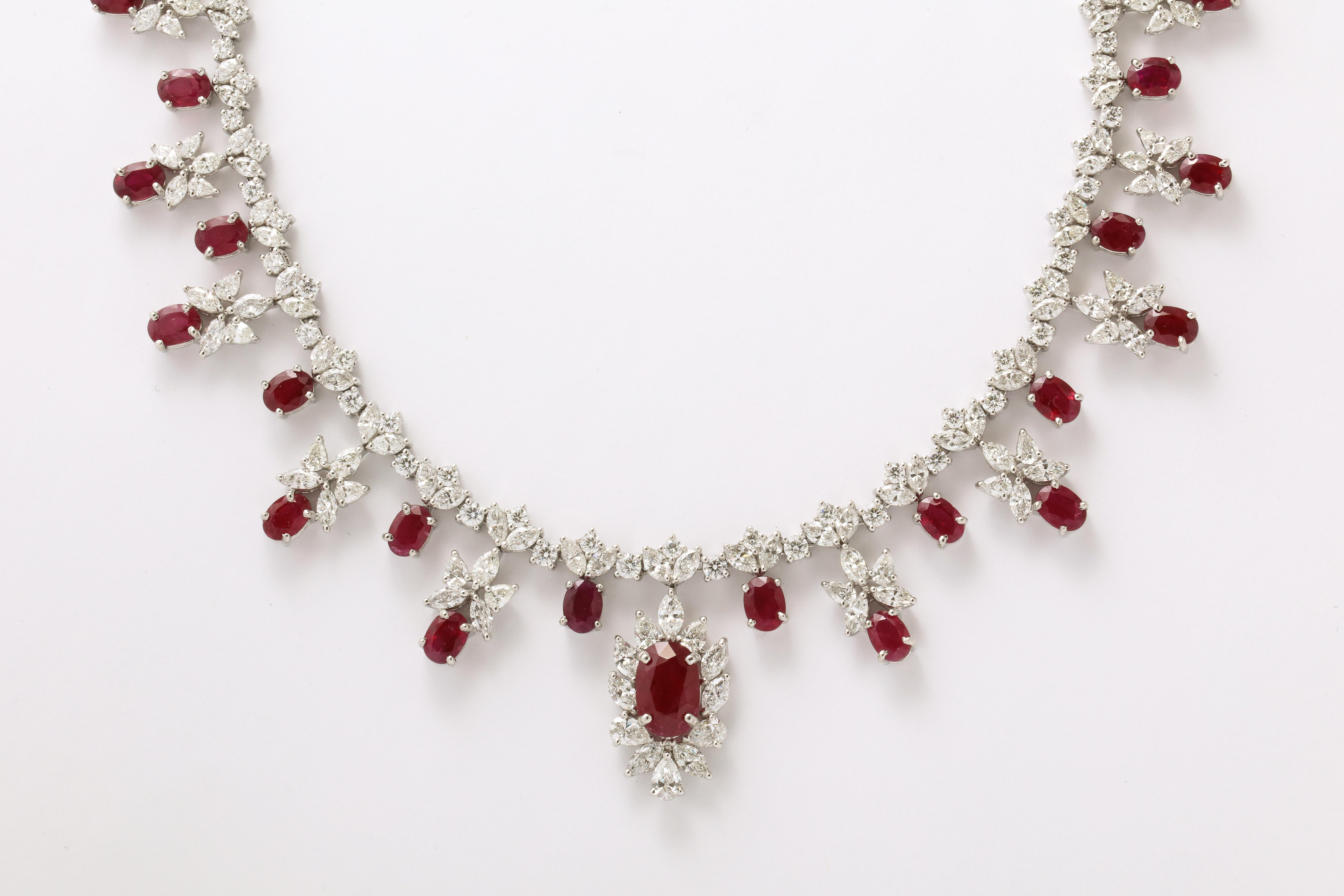 Rubin- und Diamant-Halskette (Ovalschliff) im Angebot