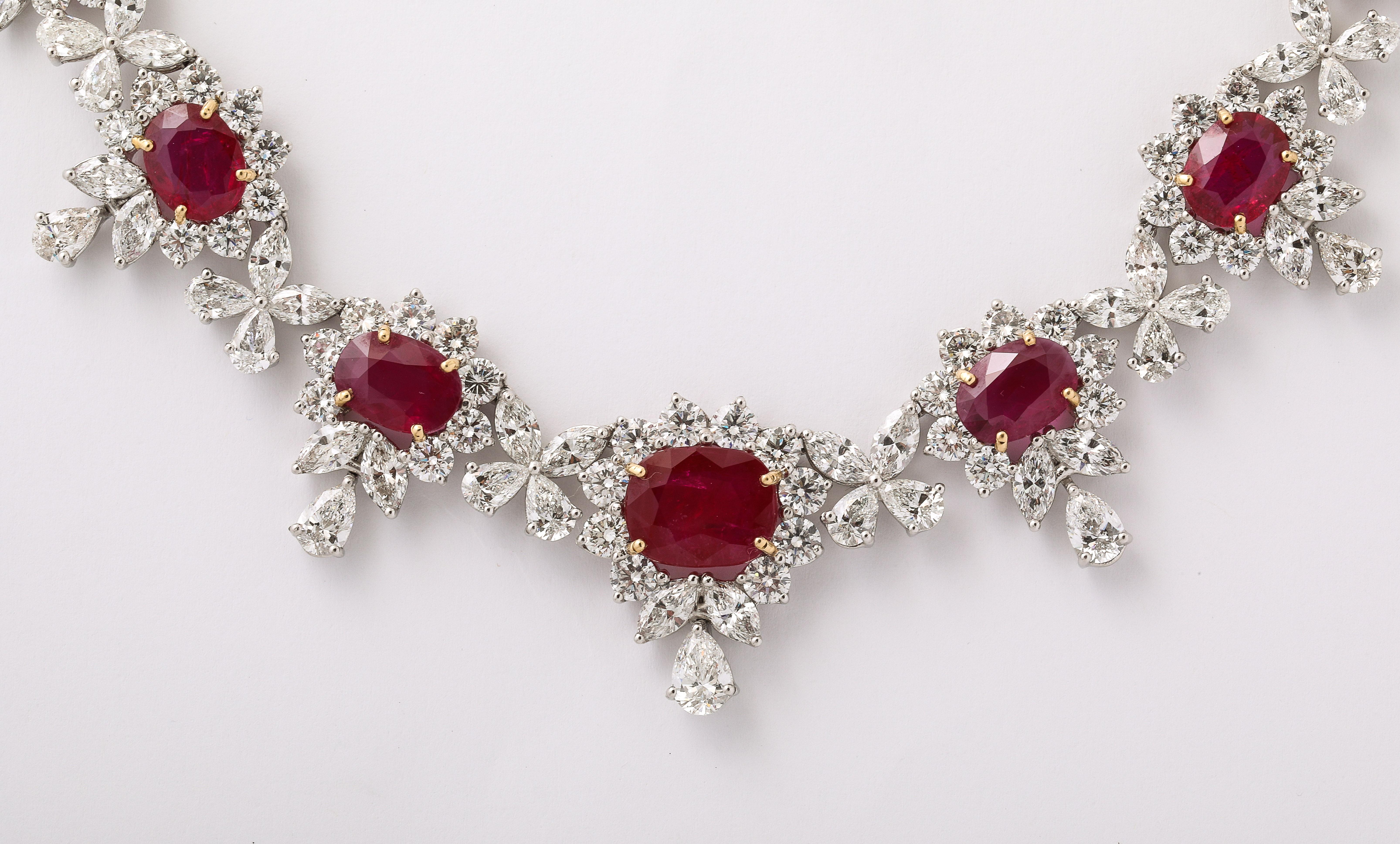Taglio ovale Collana di rubini e diamanti in vendita