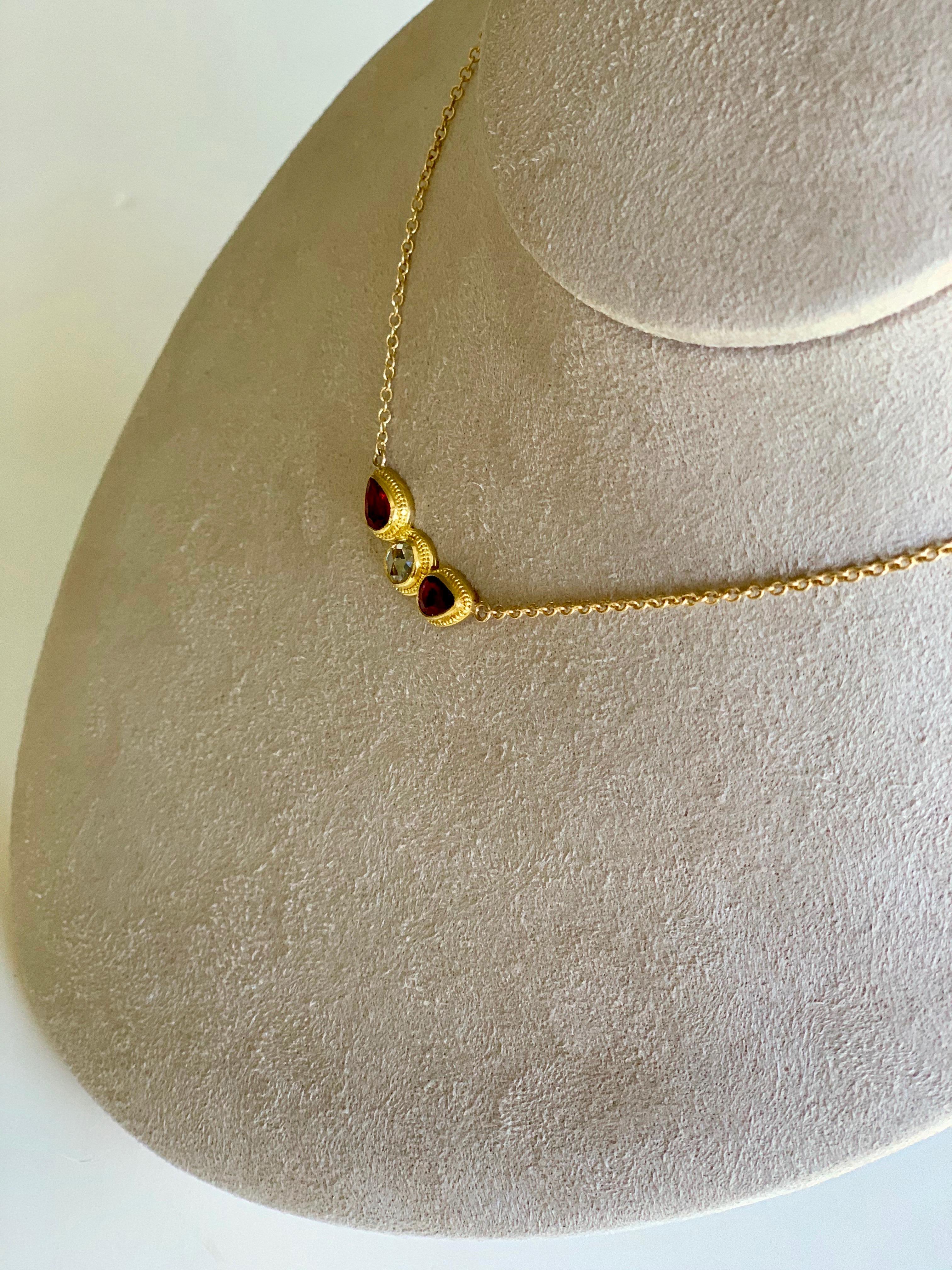 Artisan Collier en or jaune 22 carats et 18 carats avec rubis et diamants en vente