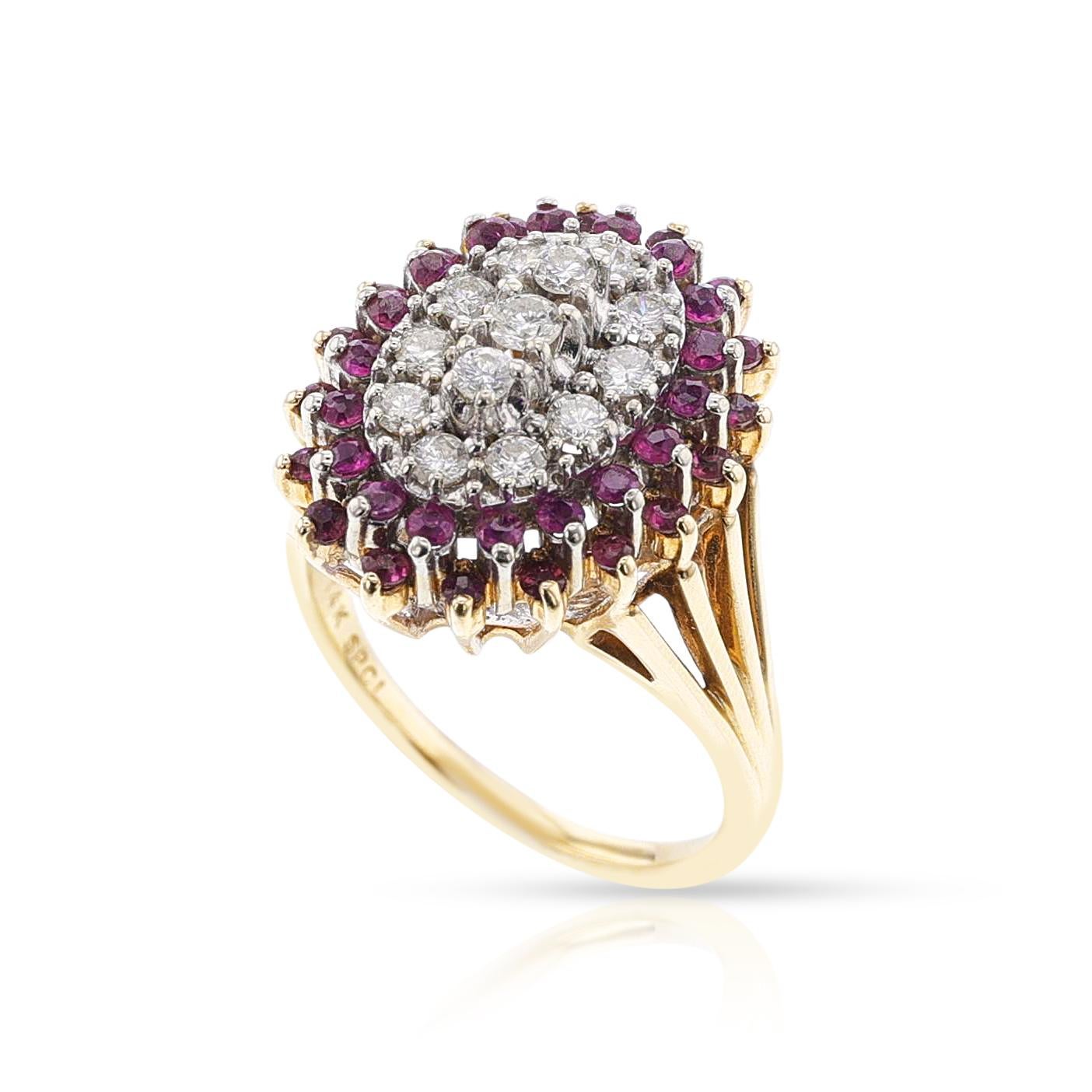 Ein ovaler Rubin- und Diamant-Cluster-Ring aus 14 Karat Gelb- und Weißgold. Die Rubine und Diamanten sind beide rund. Die Ringgröße ist US 7.5. Gestempelt SPCL 14k. Das Gesamtgewicht beträgt 7,39 Gramm.  
