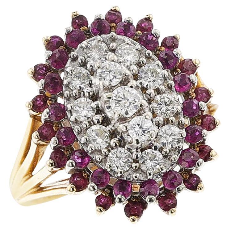 Anillo en racimo ovalado de rubíes y diamantes, 14k