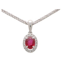 Halskette mit ovalem Halo-Anhänger, Rubin und Diamant in 18 Karat Weißgold gefasst