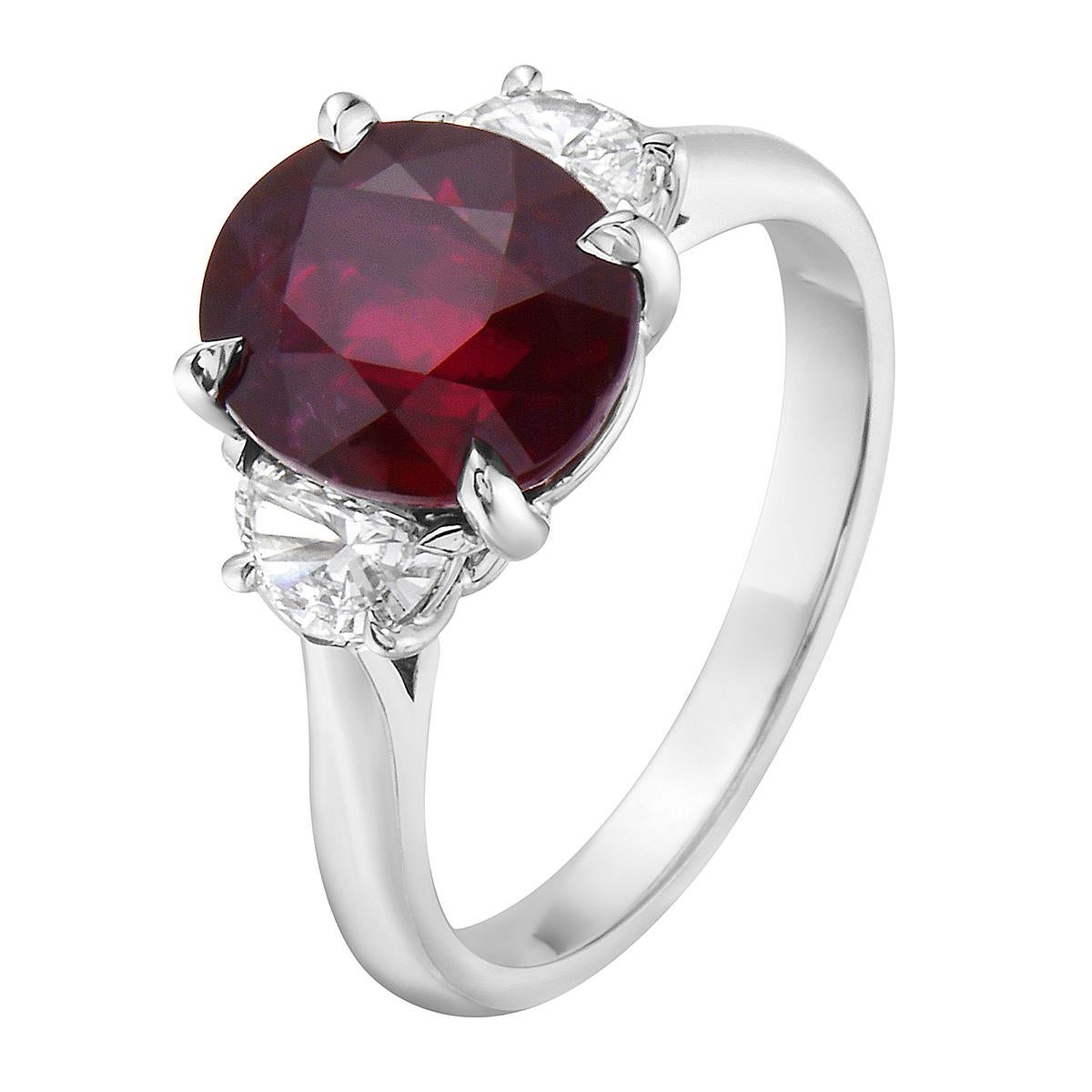 With this exquisite diamond and ruby ring, style and glamour are in the spotlight. This is an 18-karat diamond and ruby ring which is adorned with VS2, G color diamonds, made out of 2 half-moon-shaped diamonds totaling 0.44 carats, and 1 oval-shaped