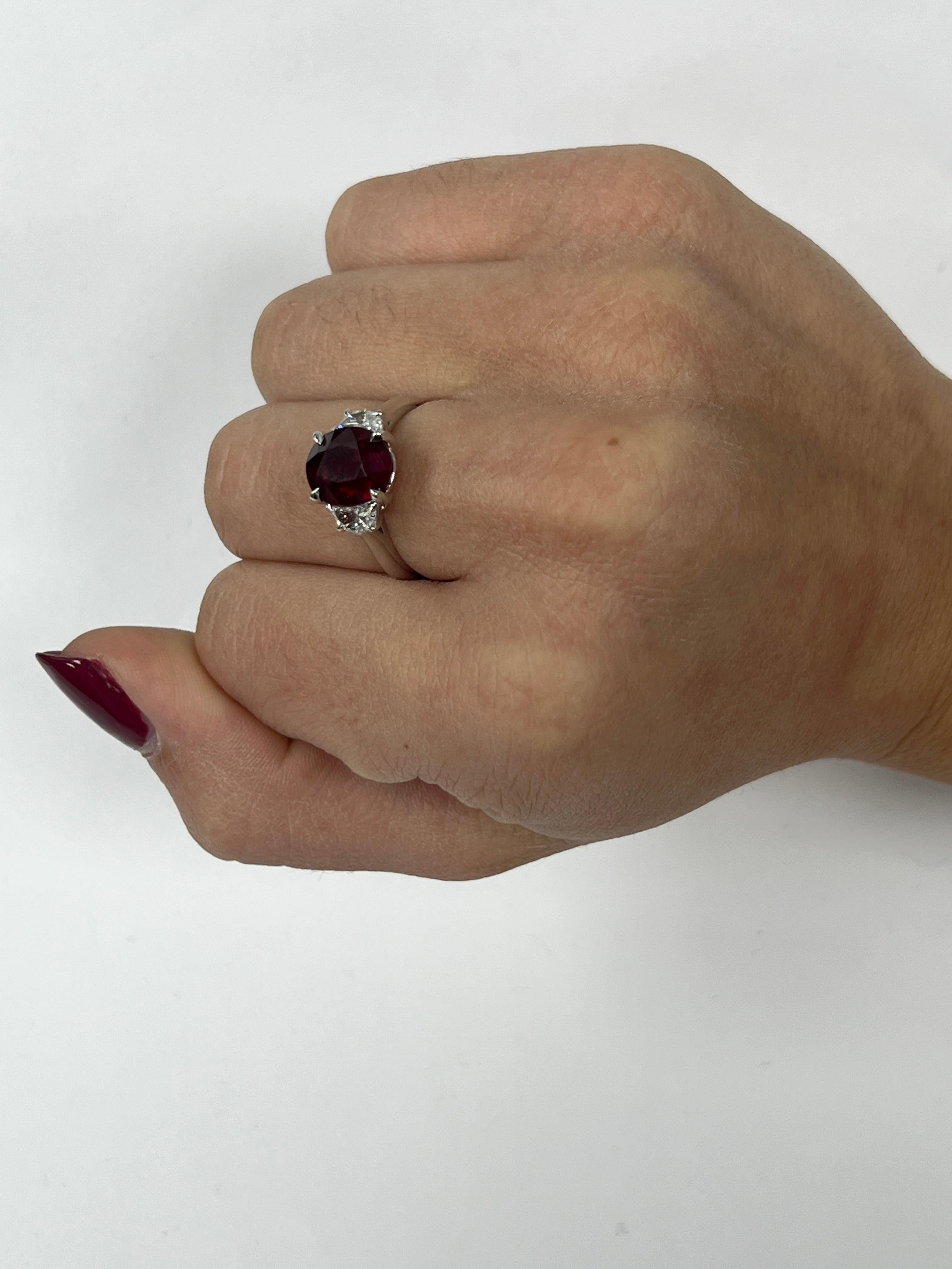 Taglio brillante Anello con rubino e diamante a forma ovale in vendita