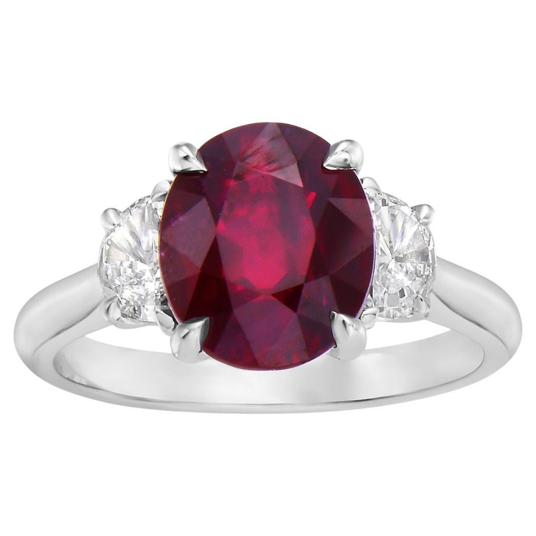 Bague de forme ovale en rubis et diamants