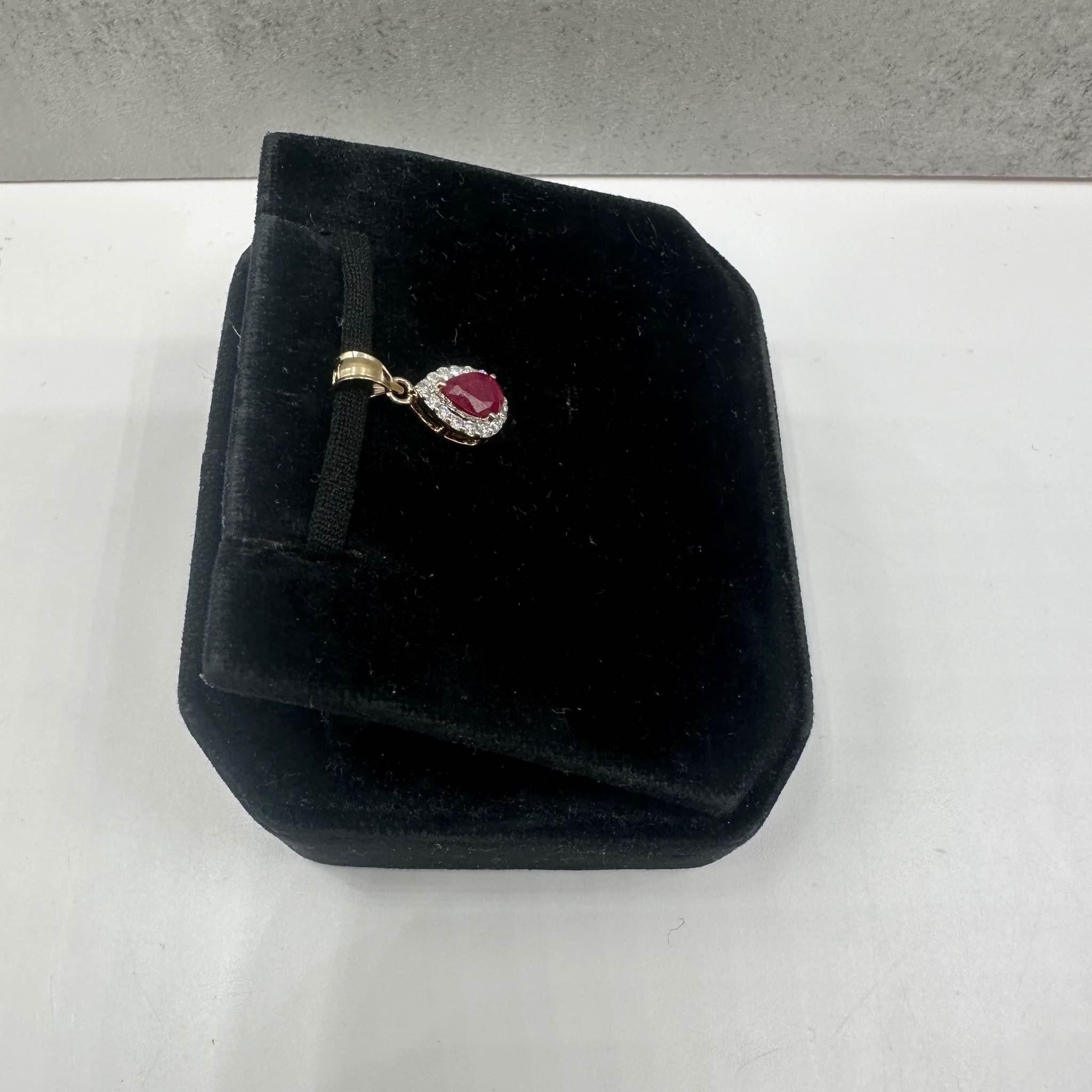 Anhänger mit Rubin und Diamanten aus 14 Karat Gelbgold - Rubin im Birnenschliff, 0,08 Karat Diamanten (Tropfenschliff)