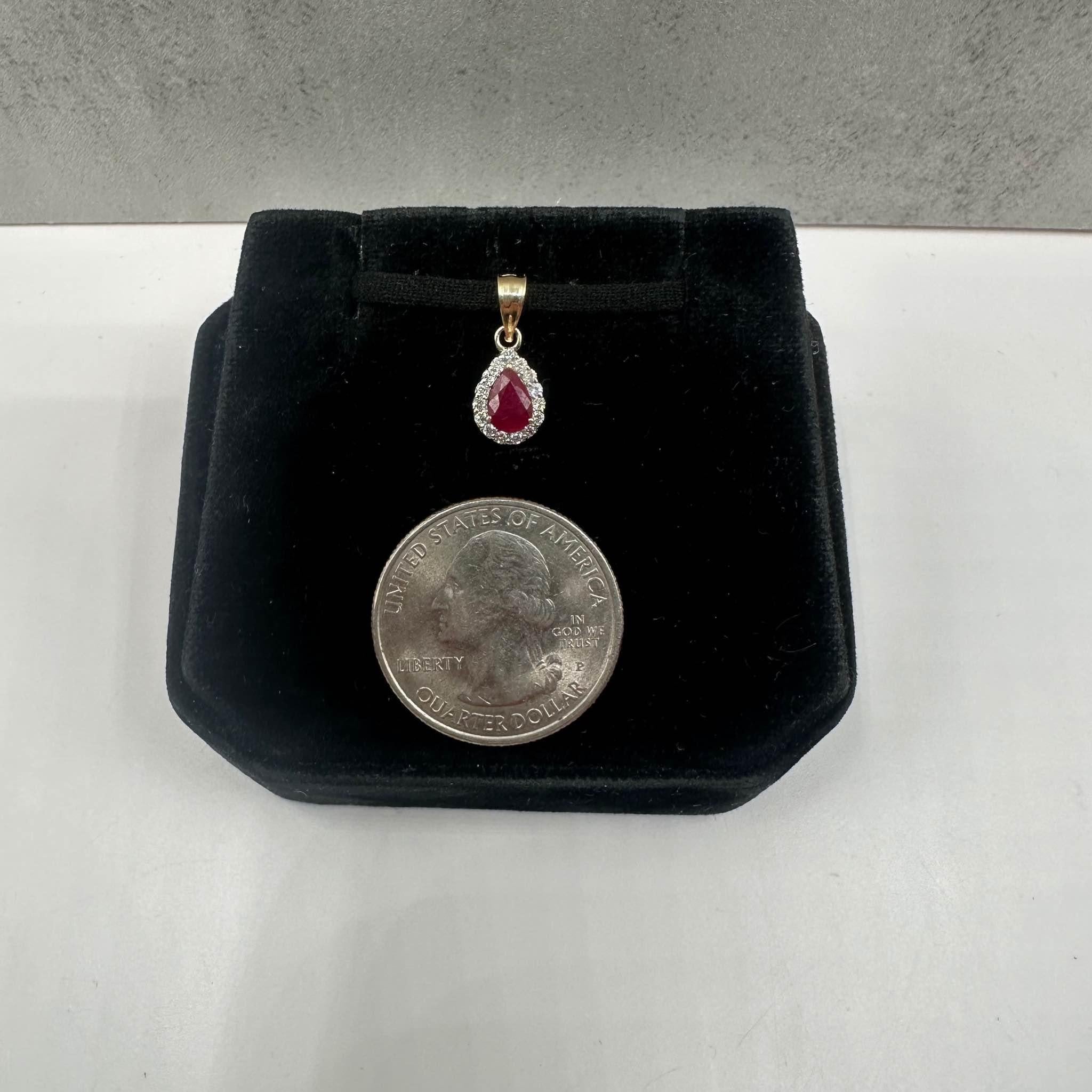 Anhänger mit Rubin und Diamanten aus 14 Karat Gelbgold - Rubin im Birnenschliff, 0,08 Karat Diamanten im Zustand „Neu“ in West Hempstead, NY