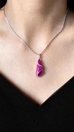 Colgante de rubí y diamante en oro blanco de 18 quilates