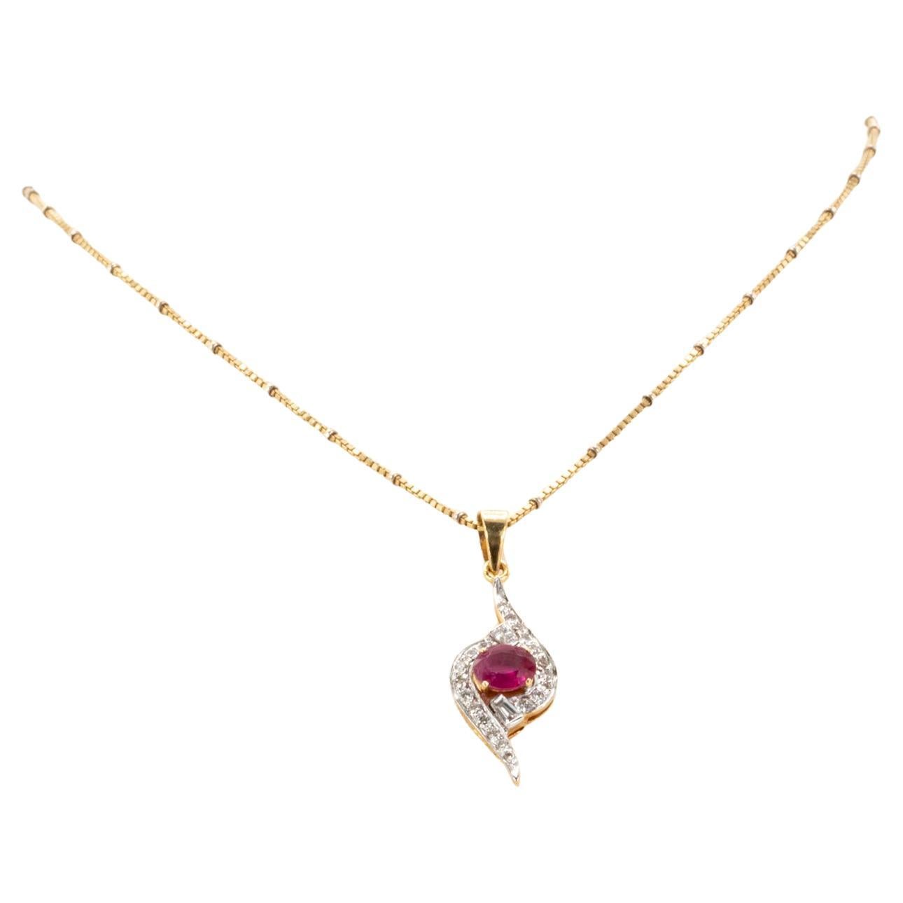 Collier en or jaune 18K avec pendentif en rubis et diamants

Collier pendentif en rubis et diamants magnifiquement réalisé en or jaune 18 carats. Le pendentif met en valeur un captivant rubis naturel de taille ovale pesant environ 0,65 carat,