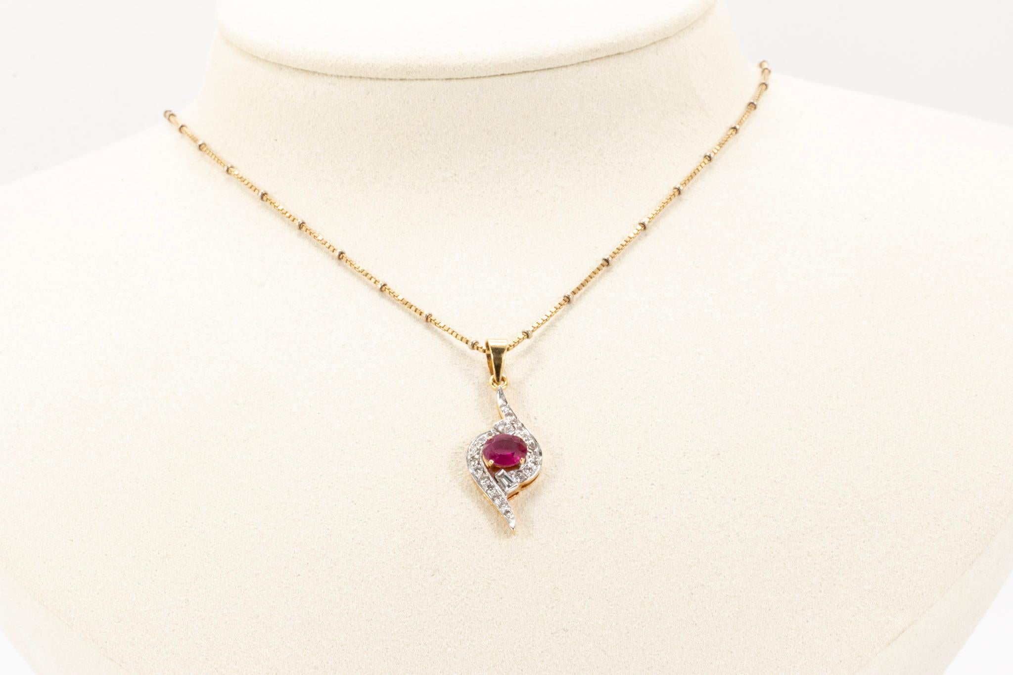 Taille ovale Collier en or jaune 18K avec pendentif en rubis et diamants en vente
