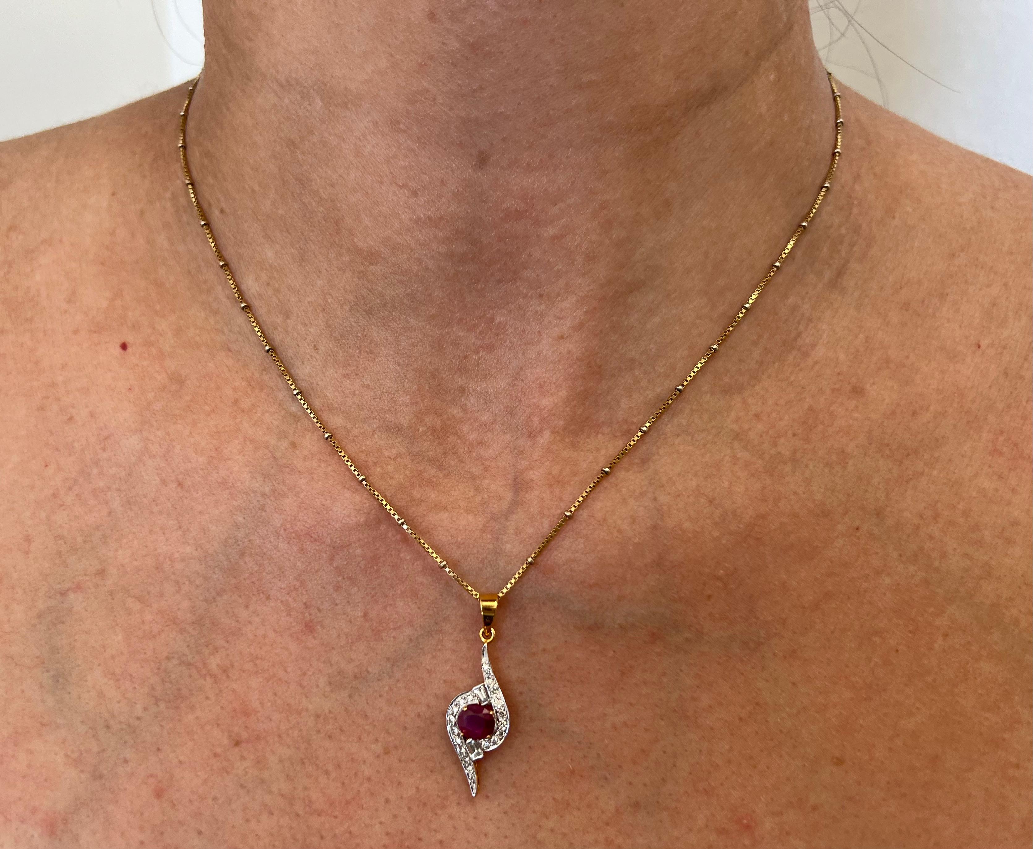 Collier en or jaune 18K avec pendentif en rubis et diamants en vente 1