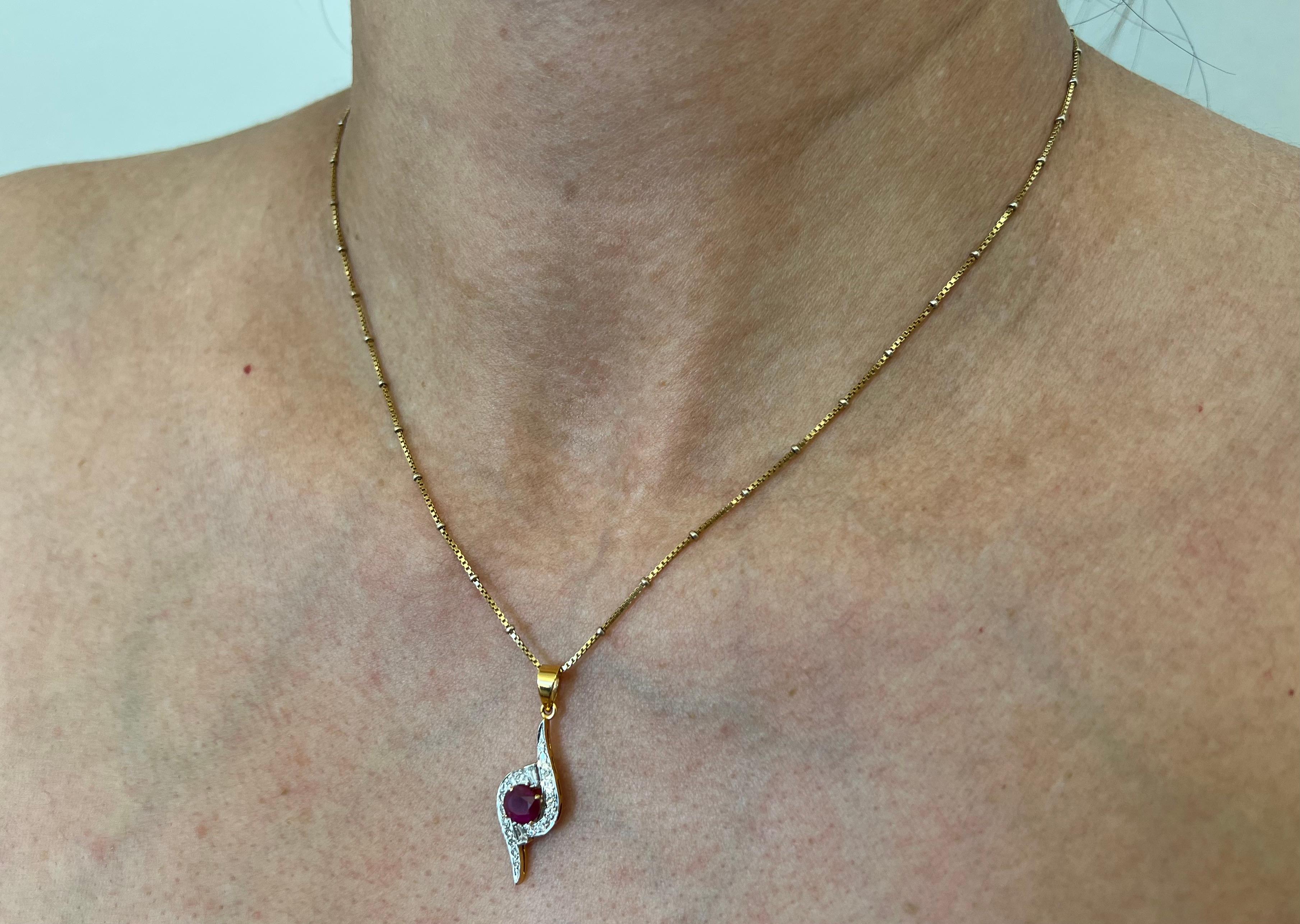 Collier en or jaune 18K avec pendentif en rubis et diamants en vente 2